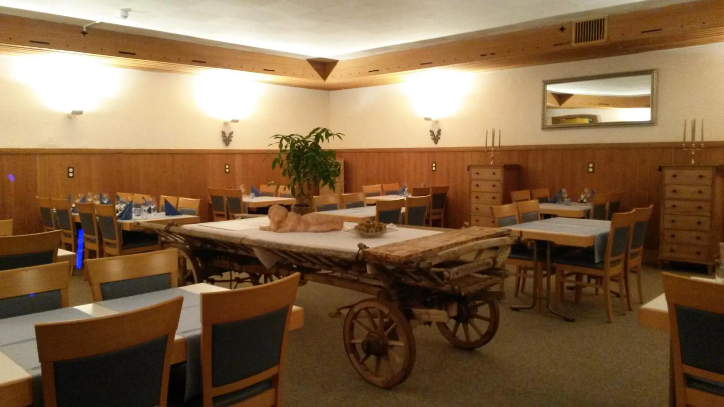 Restaurant/places to eat in Hotel Danis