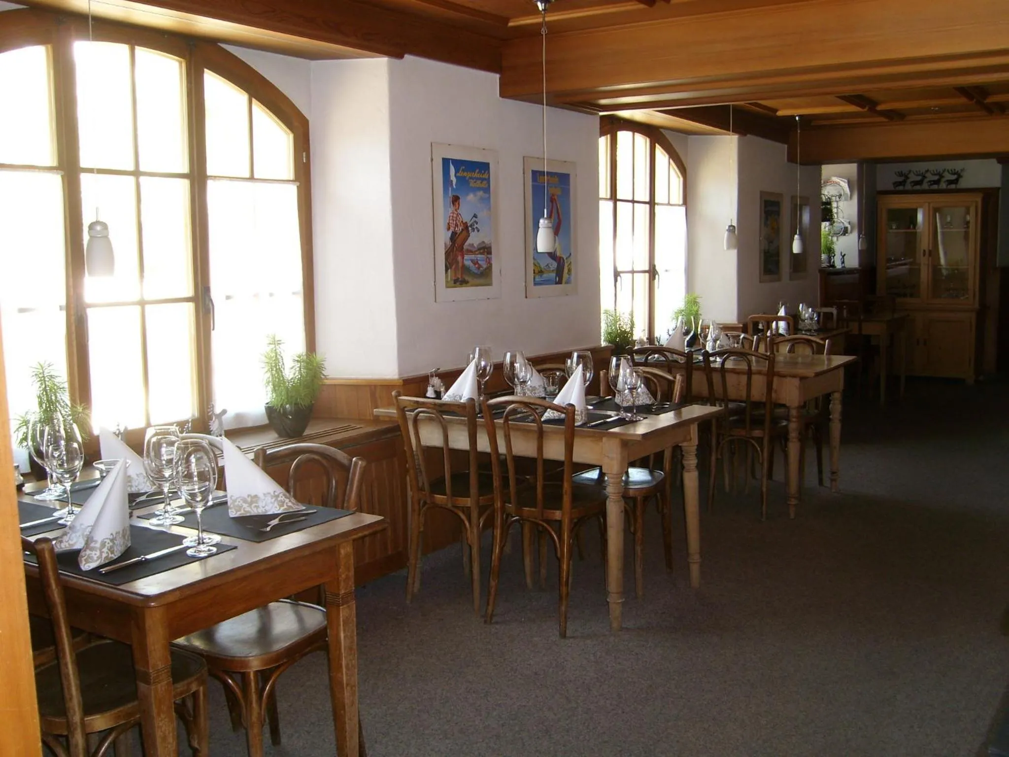 Restaurant/places to eat in Hotel Danis