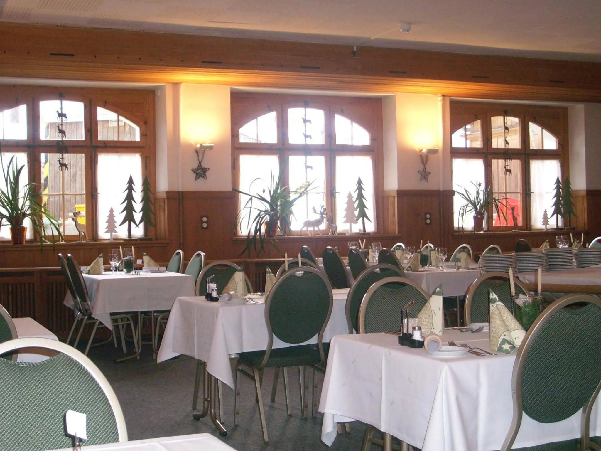 Restaurant/places to eat in Hotel Danis