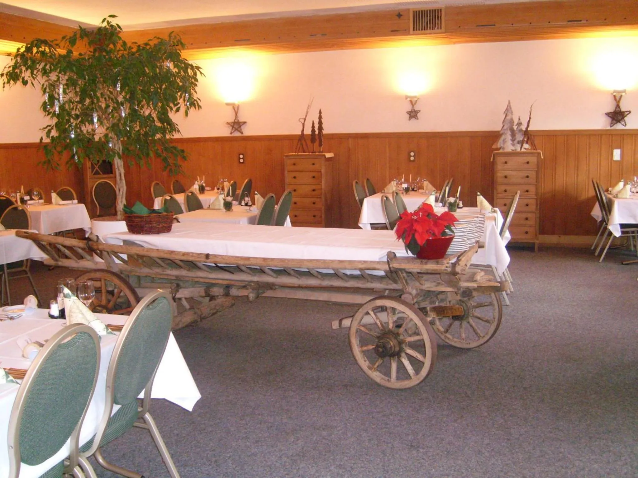 Restaurant/places to eat in Hotel Danis