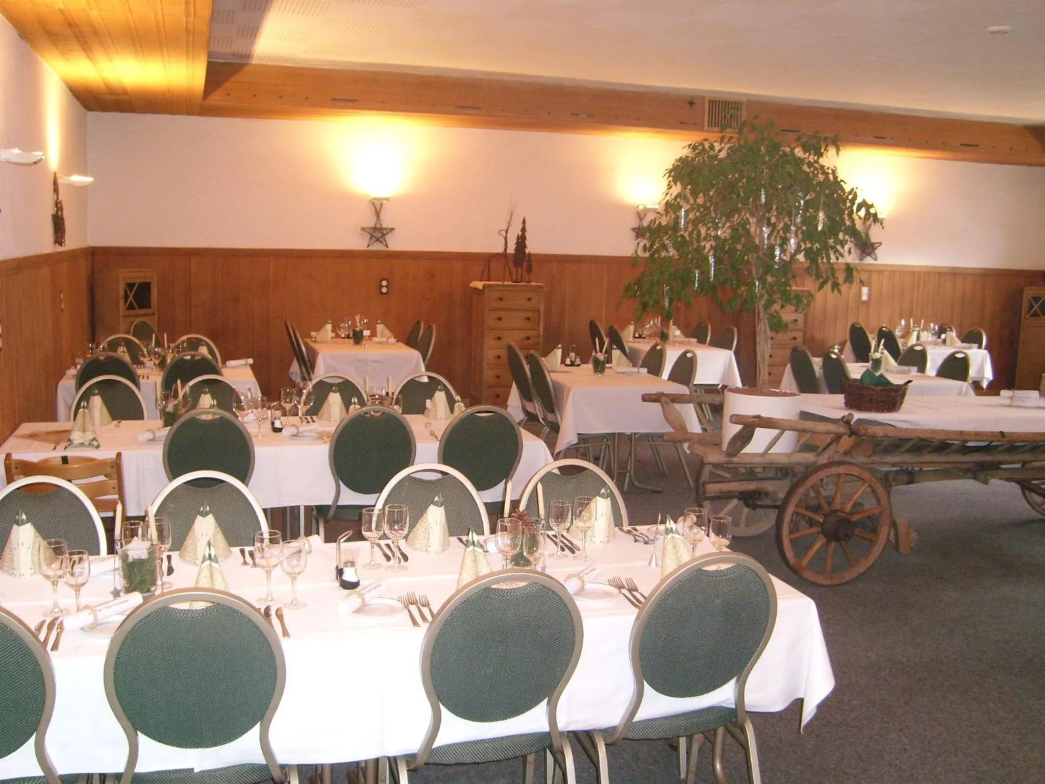 Restaurant/places to eat in Hotel Danis