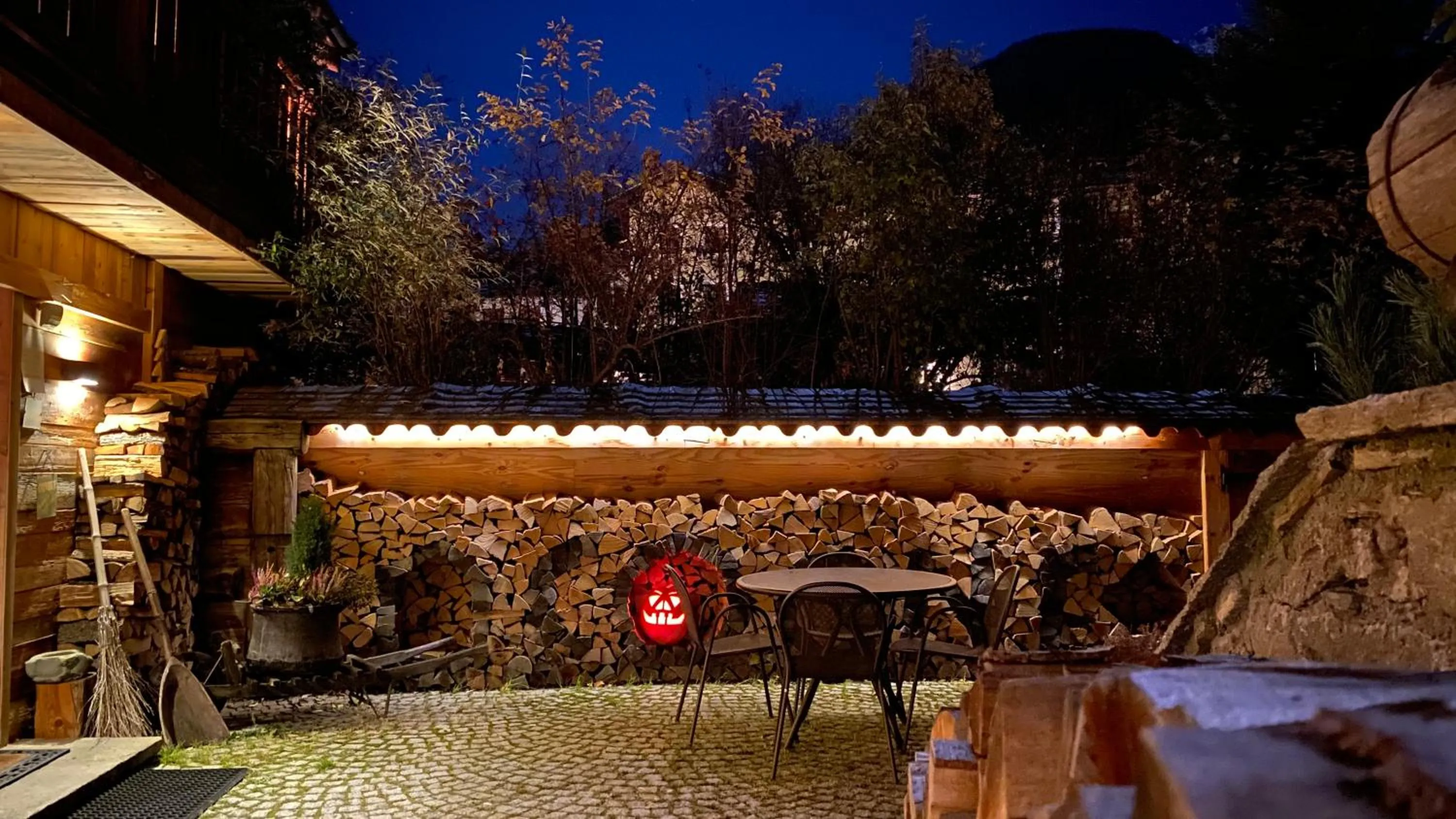 Property building in Les Trompeurs chez Odette