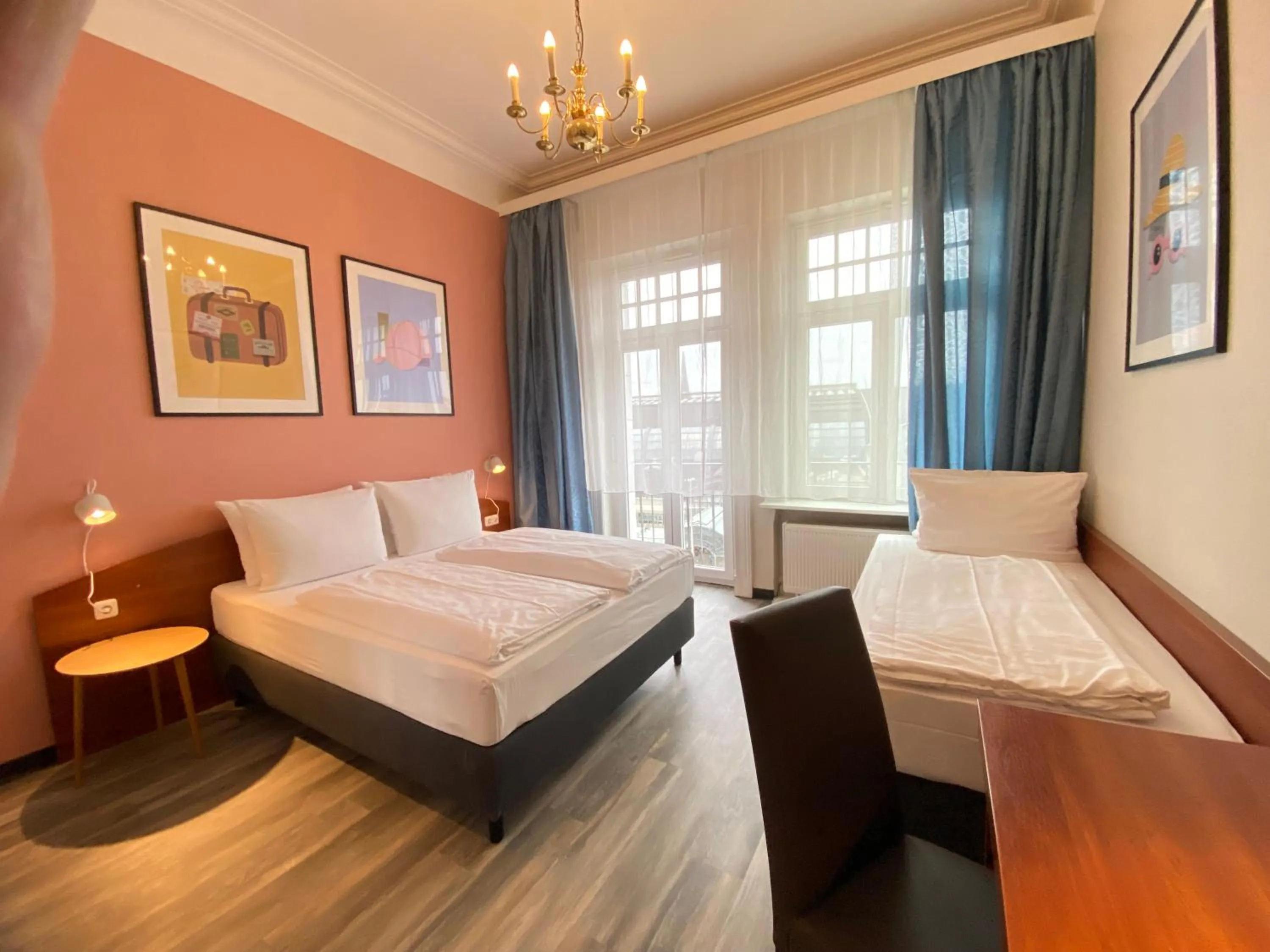 Photo of the whole room, Bed in Hotel Kronprinz Hamburg Hauptbahnhof
