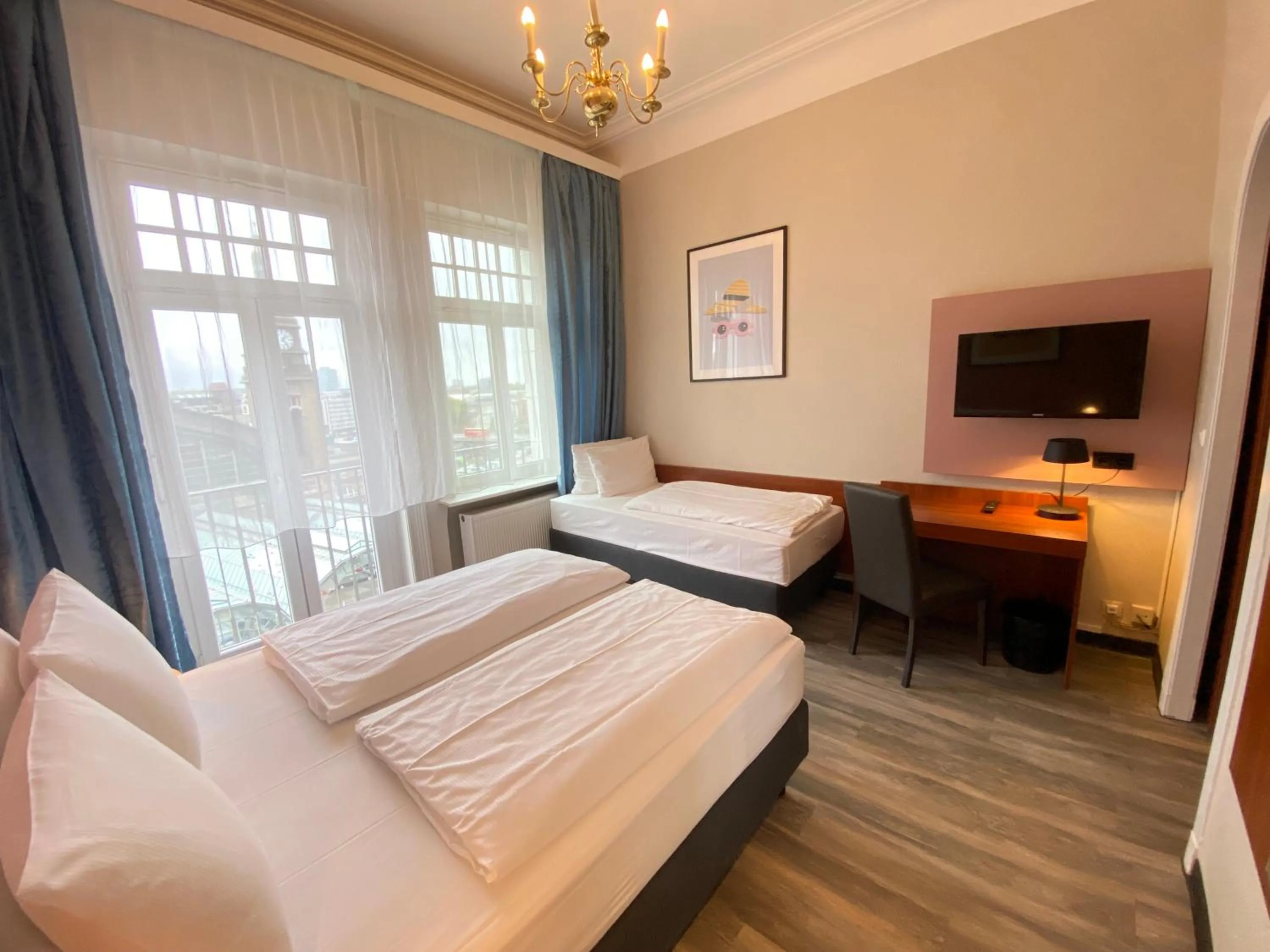 Photo of the whole room, Bed in Hotel Kronprinz Hamburg Hauptbahnhof