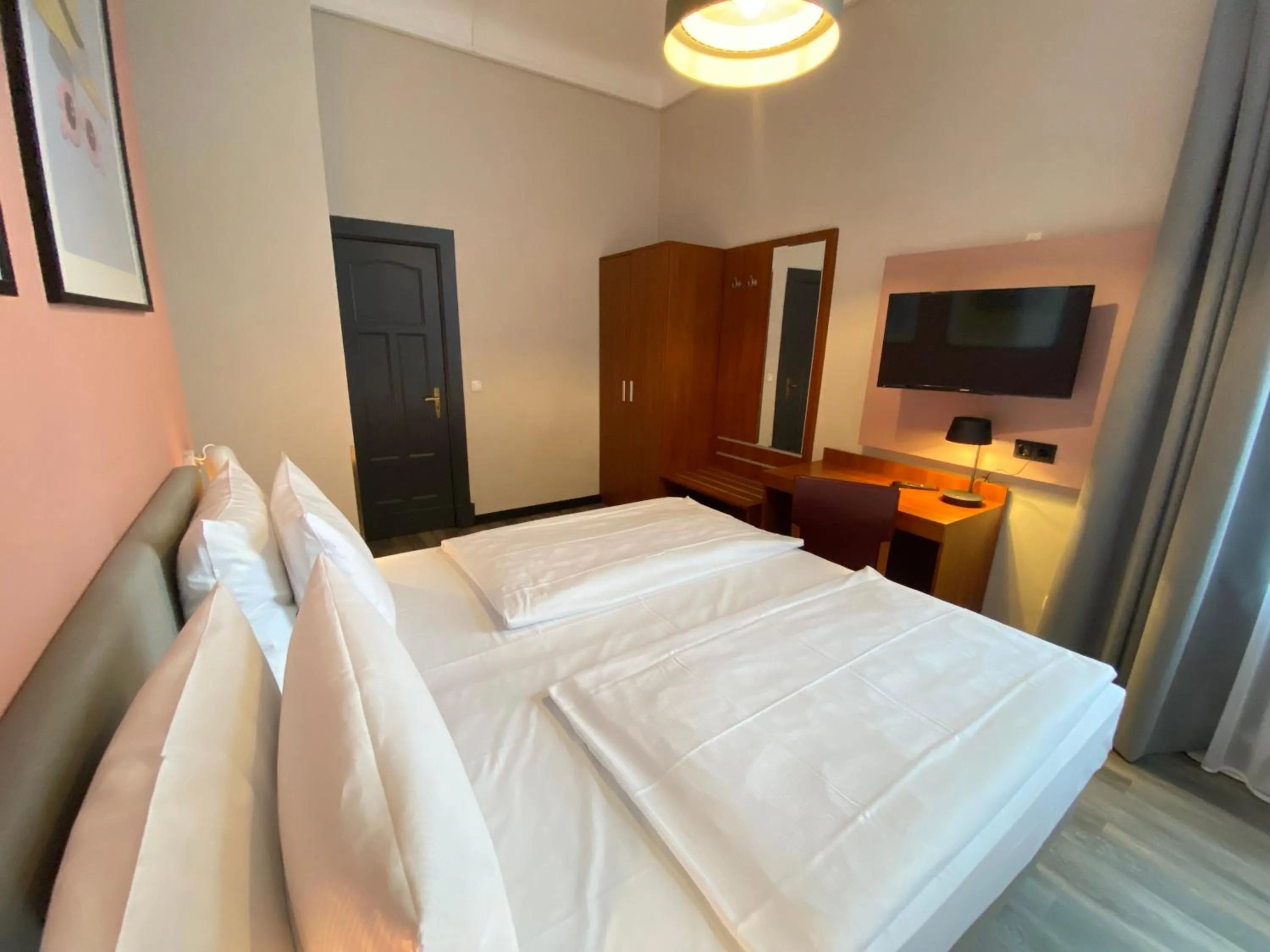 Photo of the whole room, Bed in Hotel Kronprinz Hamburg Hauptbahnhof