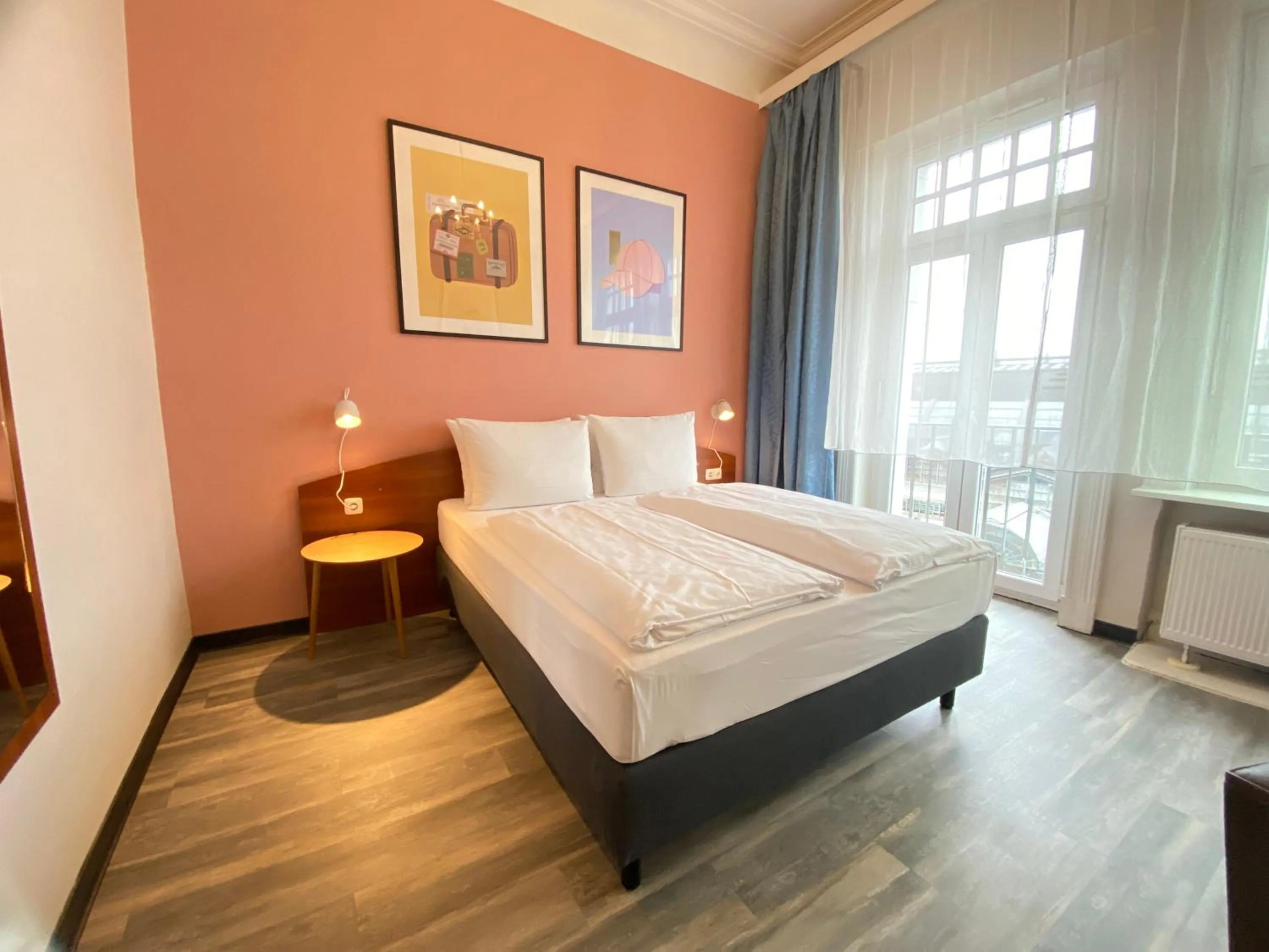 Photo of the whole room, Bed in Hotel Kronprinz Hamburg Hauptbahnhof