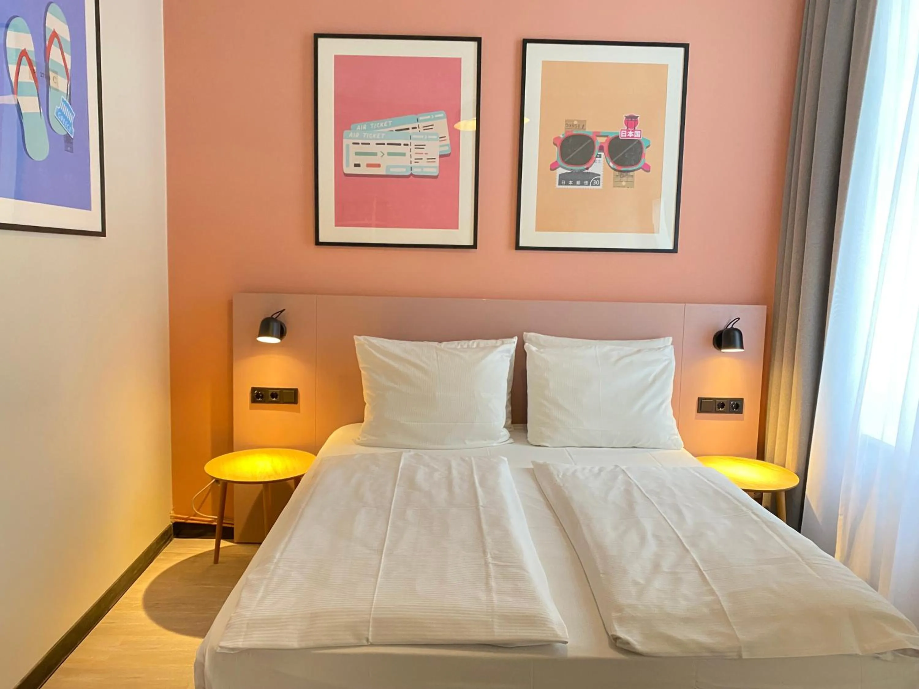 Photo of the whole room, Bed in Hotel Kronprinz Hamburg Hauptbahnhof