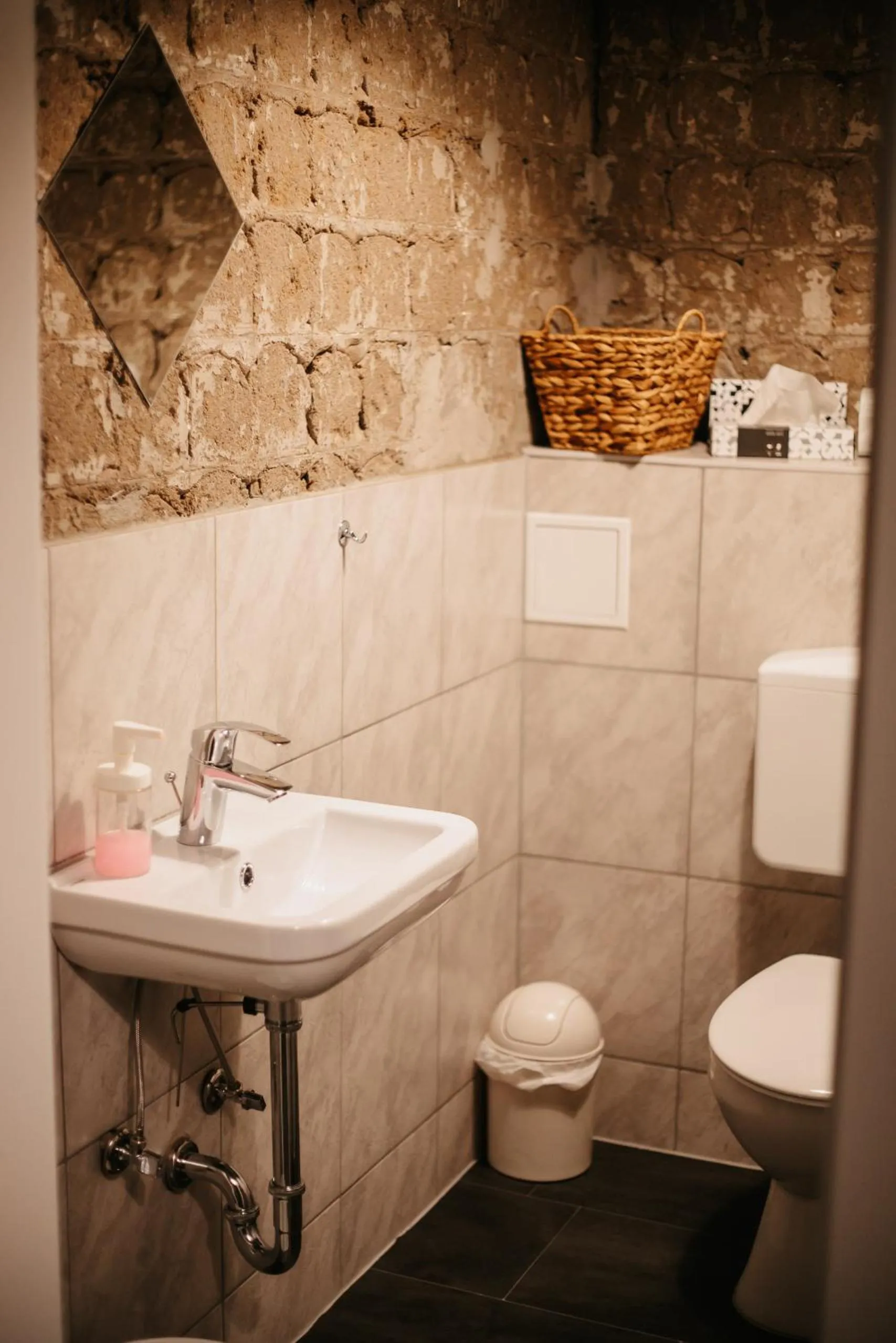 Toilet in Hotel Zur Burg Sternberg