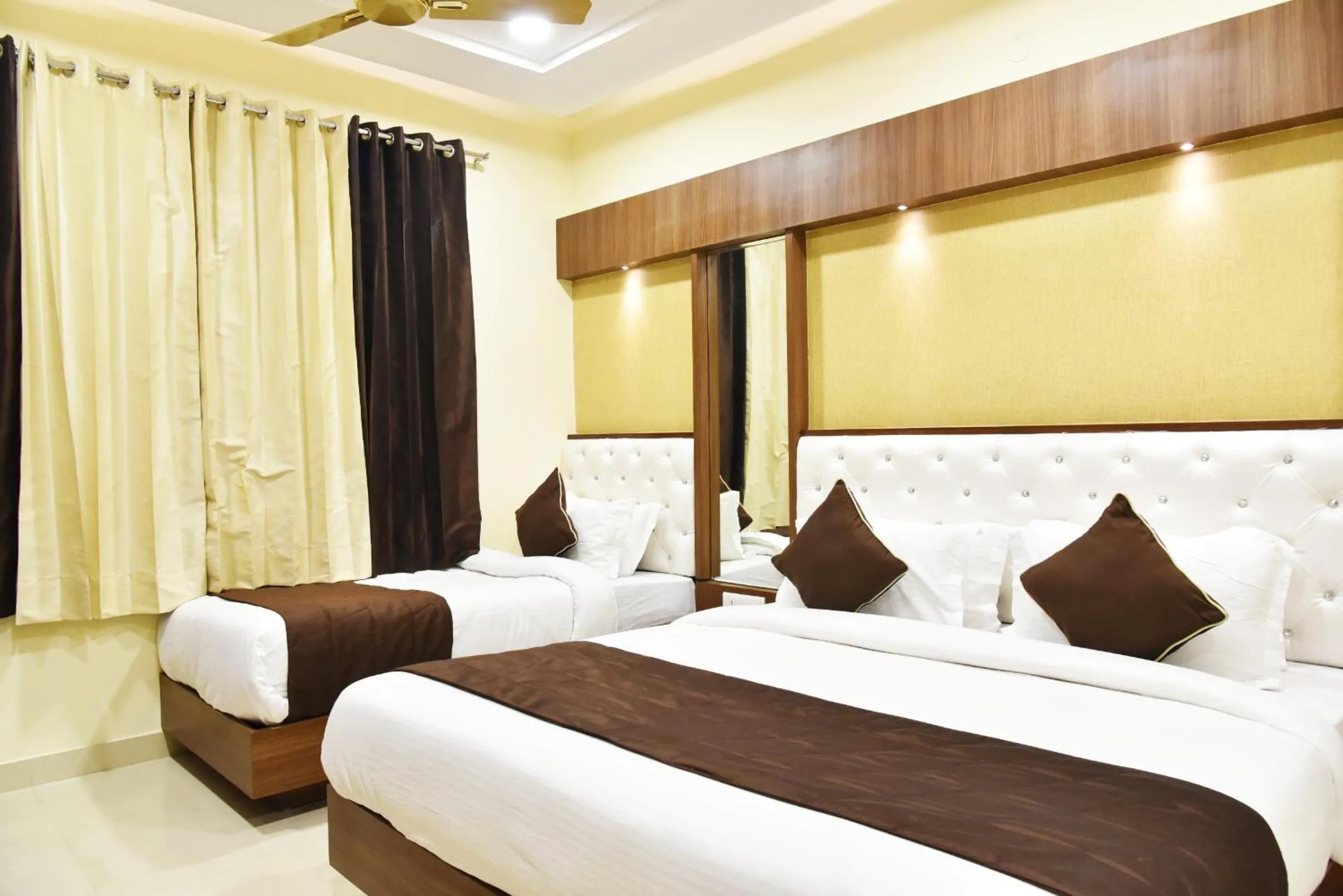 Bed in Hotel Amritsar International 2 min walk from Amritsar Bus Stand