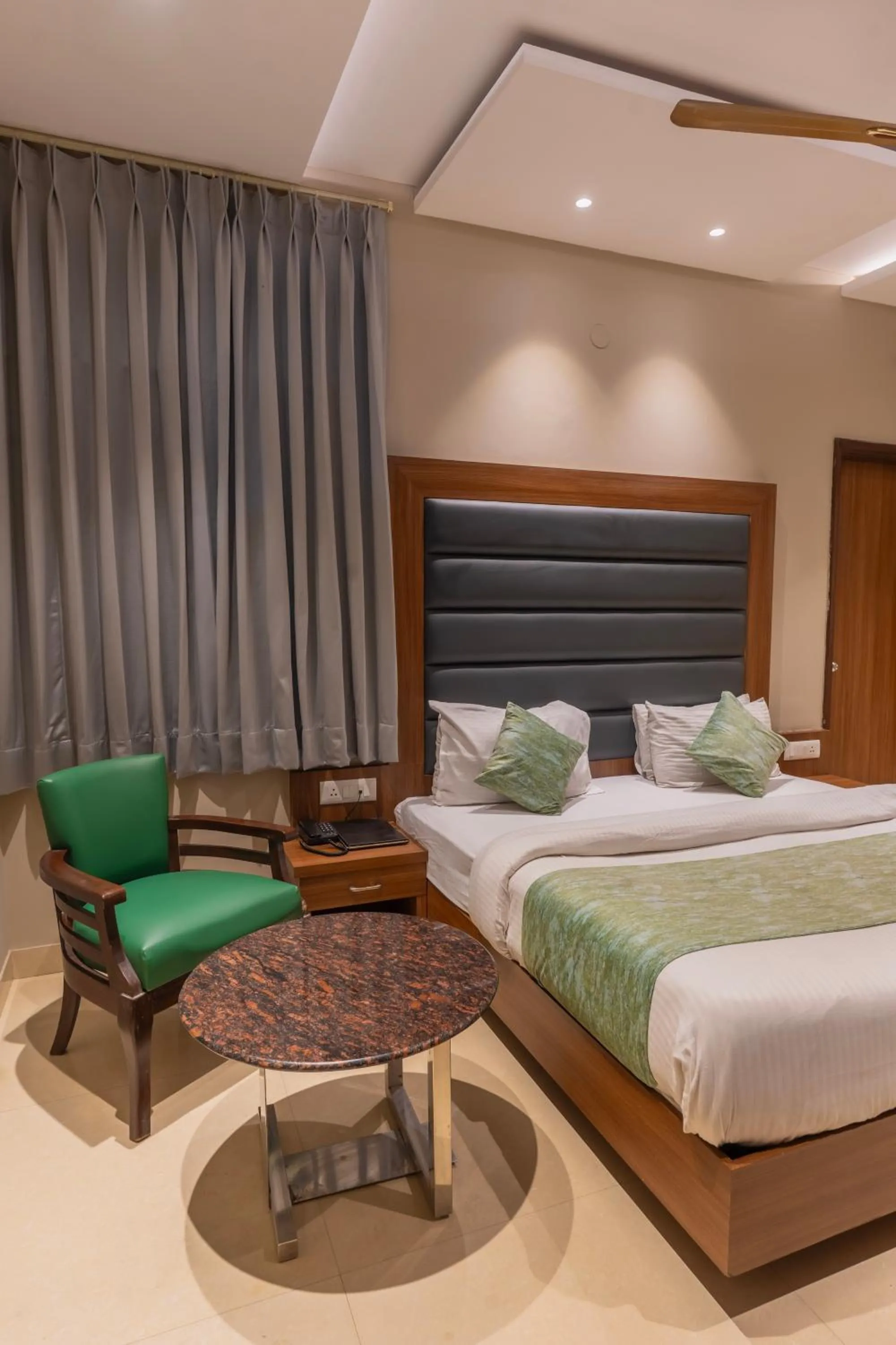 Bed in Hotel Amritsar International 2 min walk from Amritsar Bus Stand