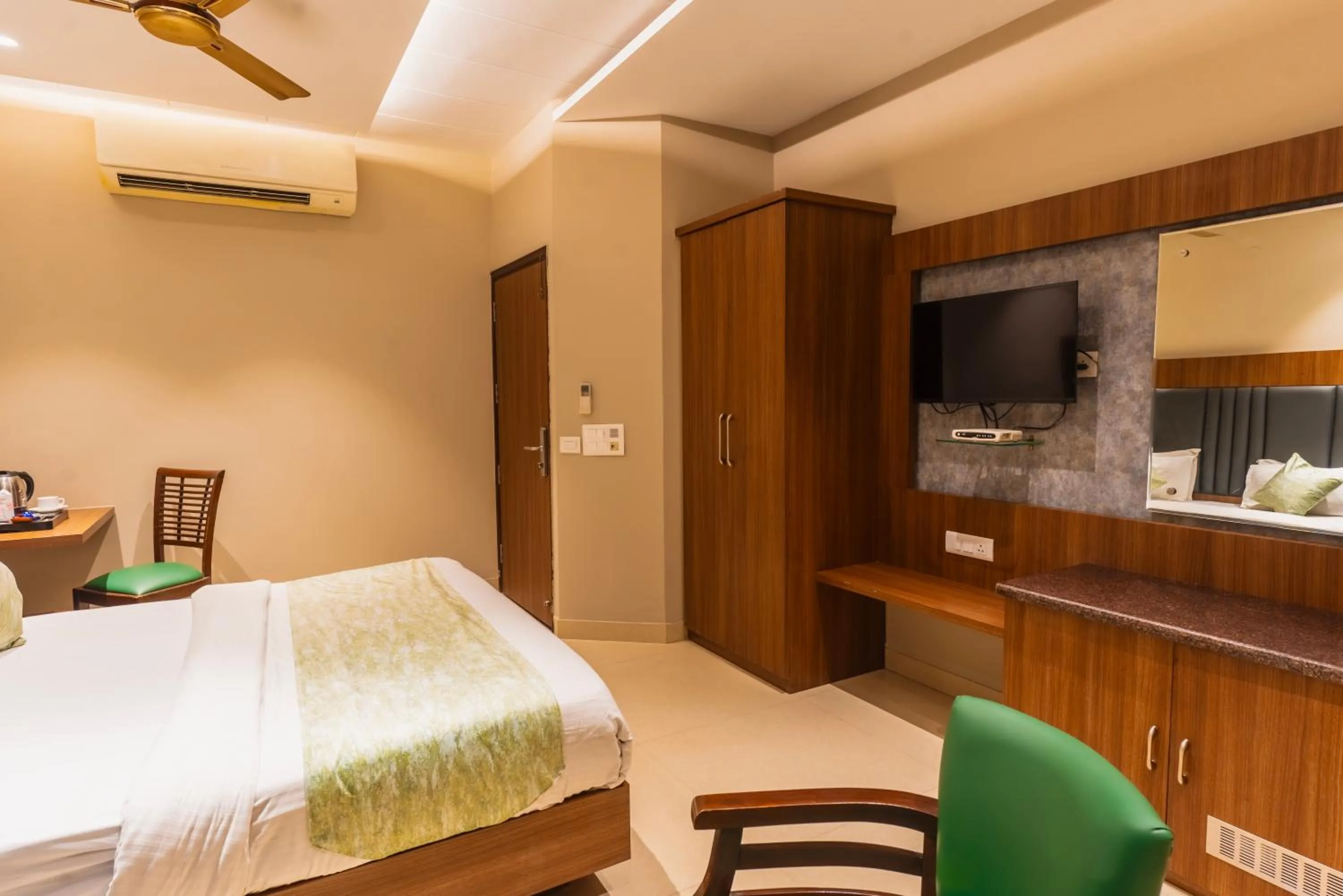 Bed in Hotel Amritsar International 2 min walk from Amritsar Bus Stand
