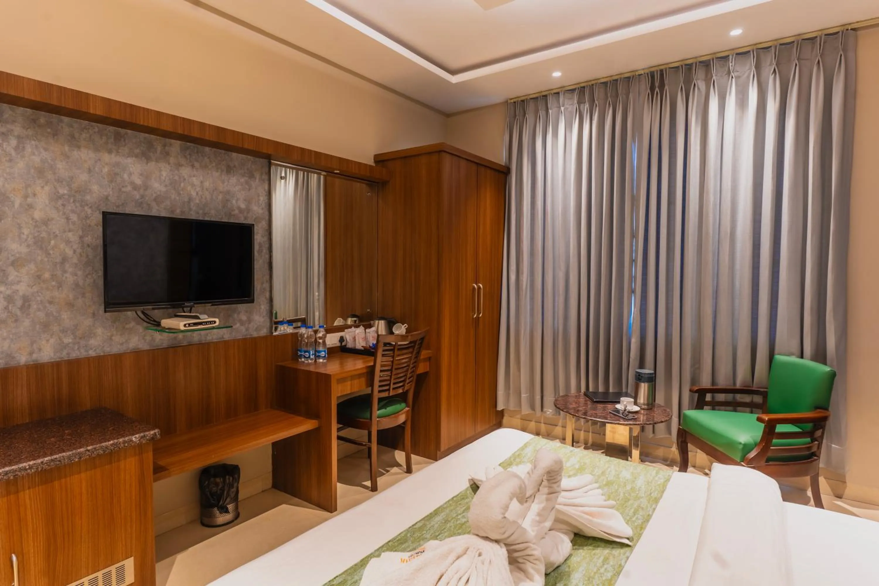 TV and multimedia, Bed in Hotel Amritsar International 2 min walk from Amritsar Bus Stand