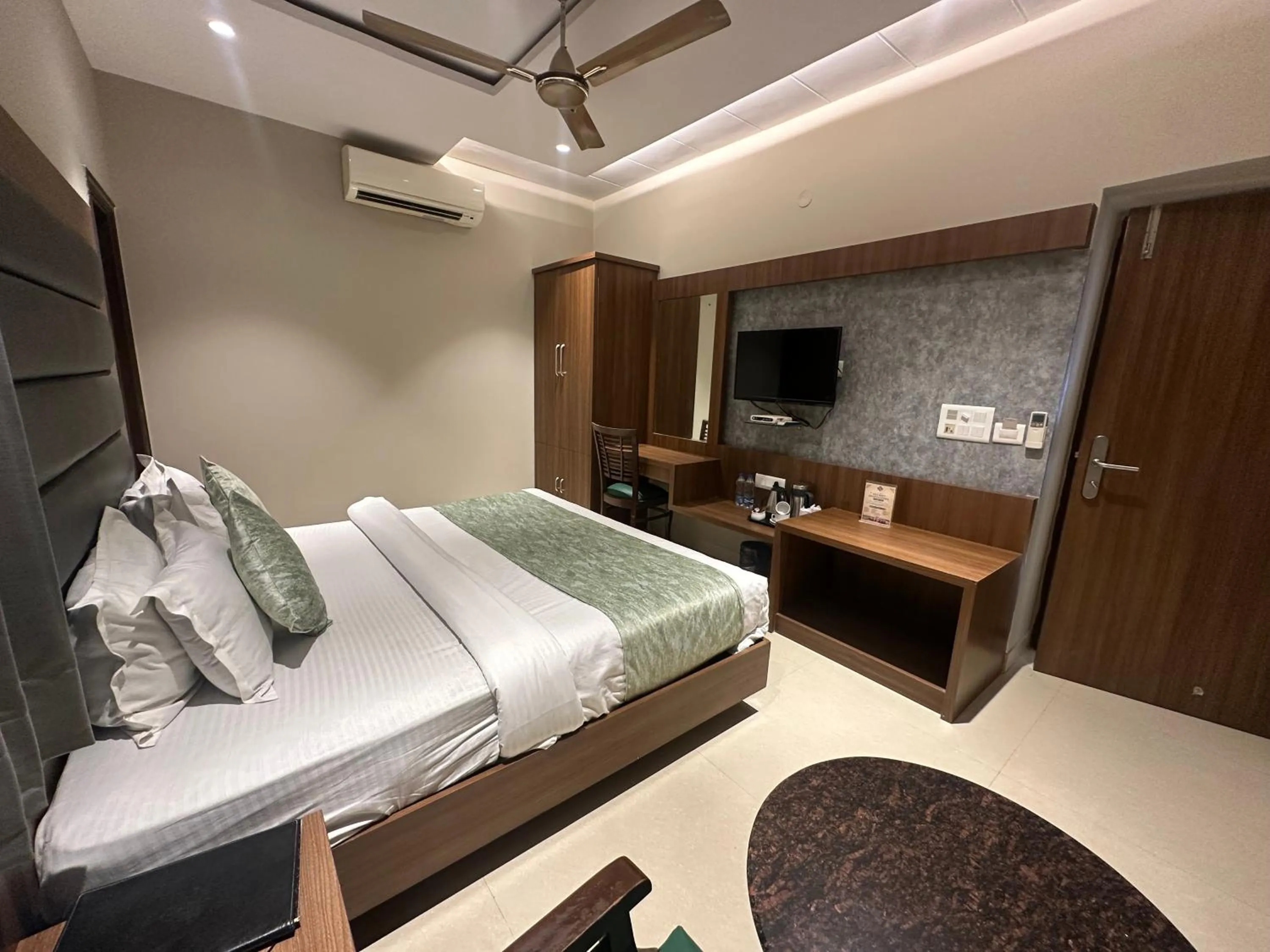 Communal lounge/ TV room, Bed in Hotel Amritsar International 2 min walk from Amritsar Bus Stand