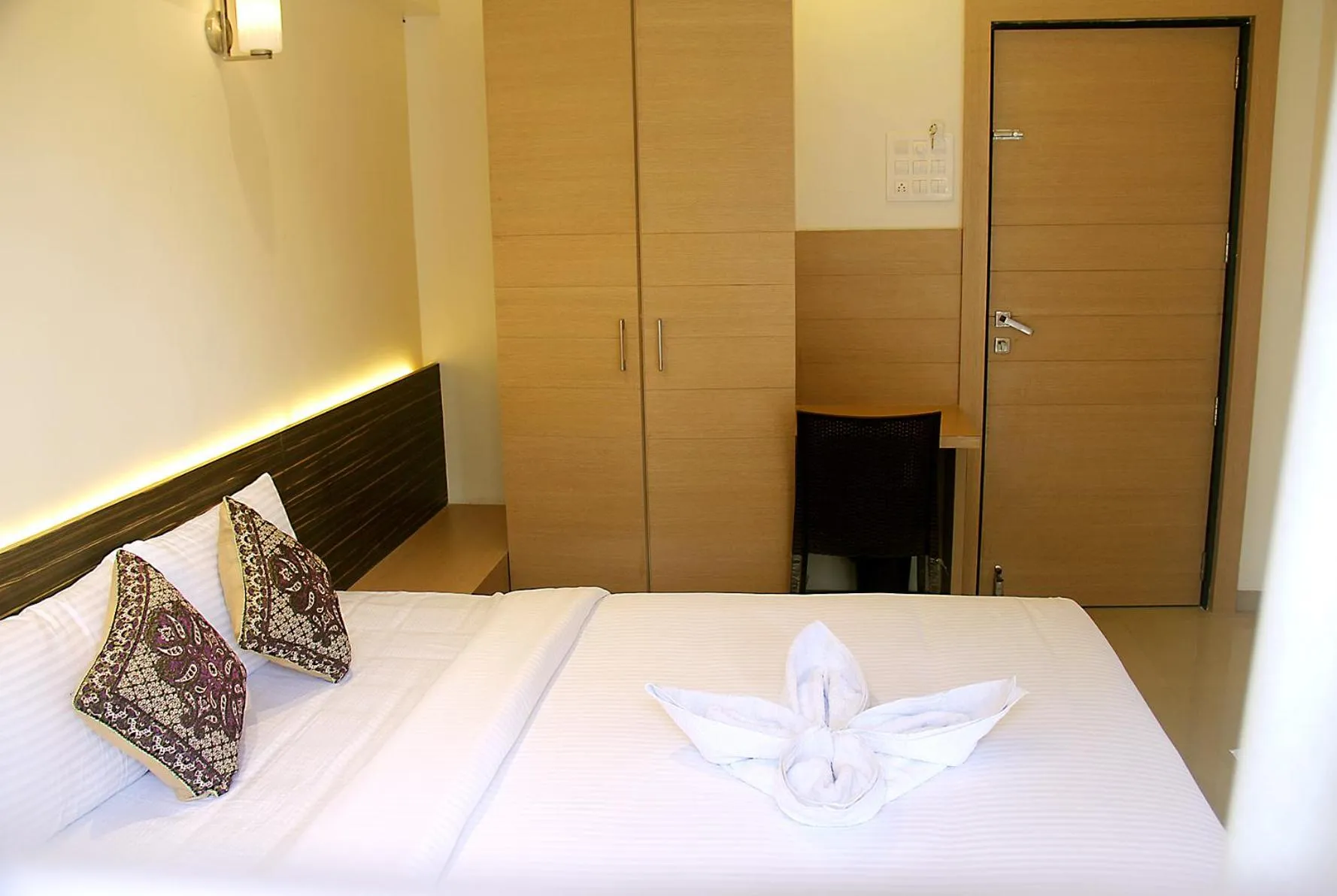 Bedroom, Bed in Hotel SaiPrasad Executive Solapur