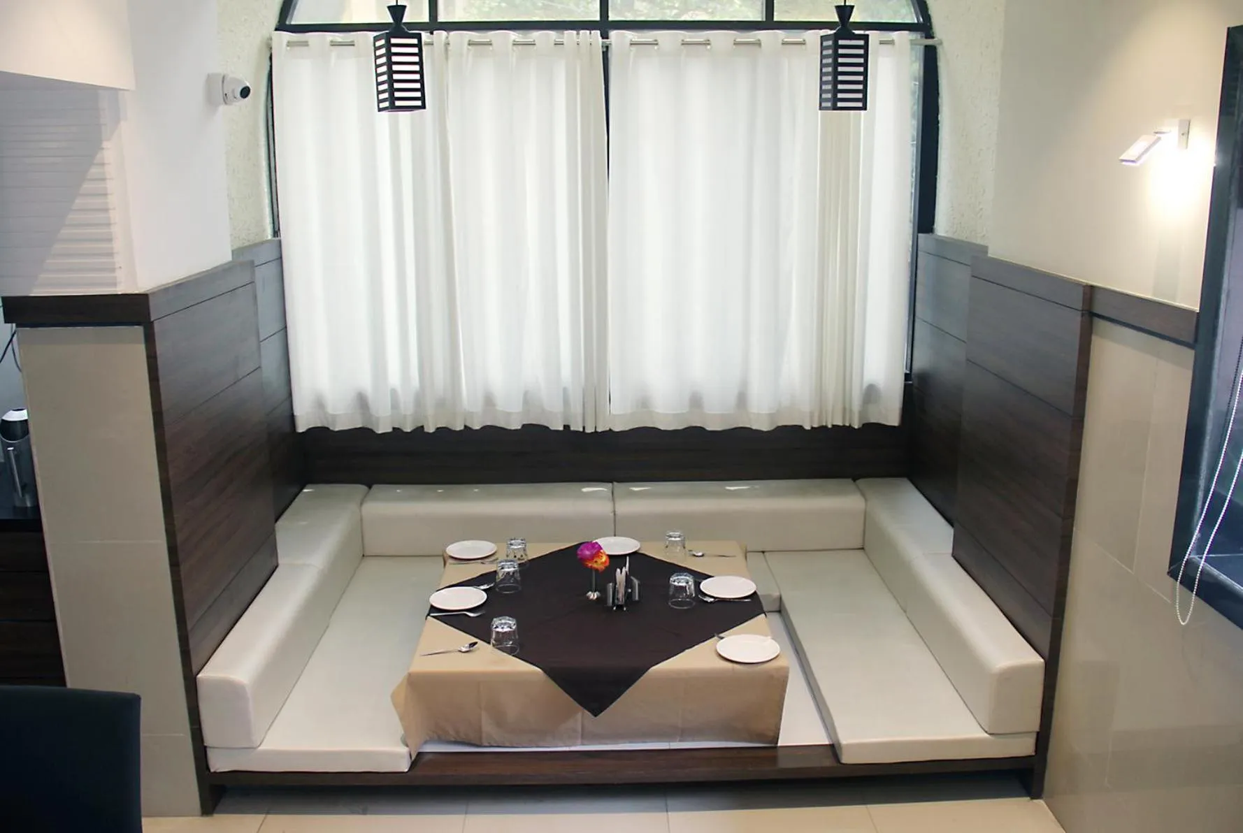 Restaurant/places to eat, Bed in Hotel SaiPrasad Executive Solapur