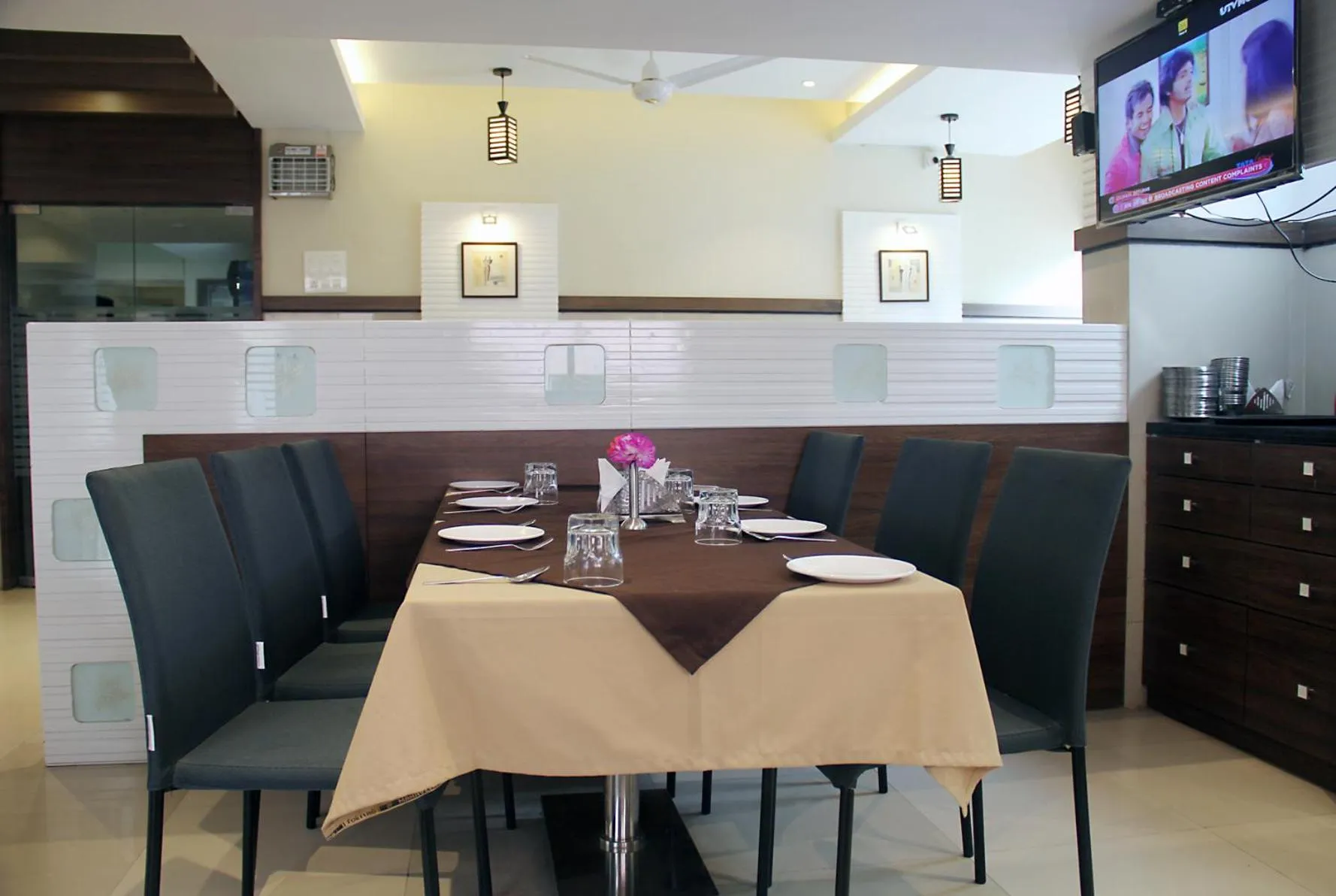 Restaurant/places to eat in Hotel SaiPrasad Executive Solapur