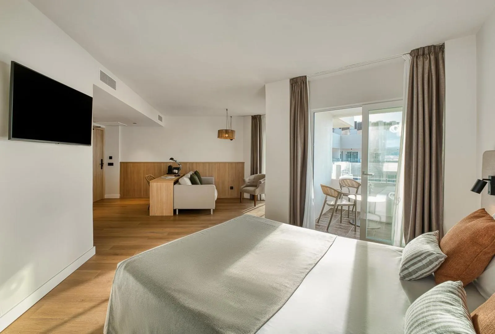 Living room, Bed in FERGUS Style Palma Beach - Adults Only