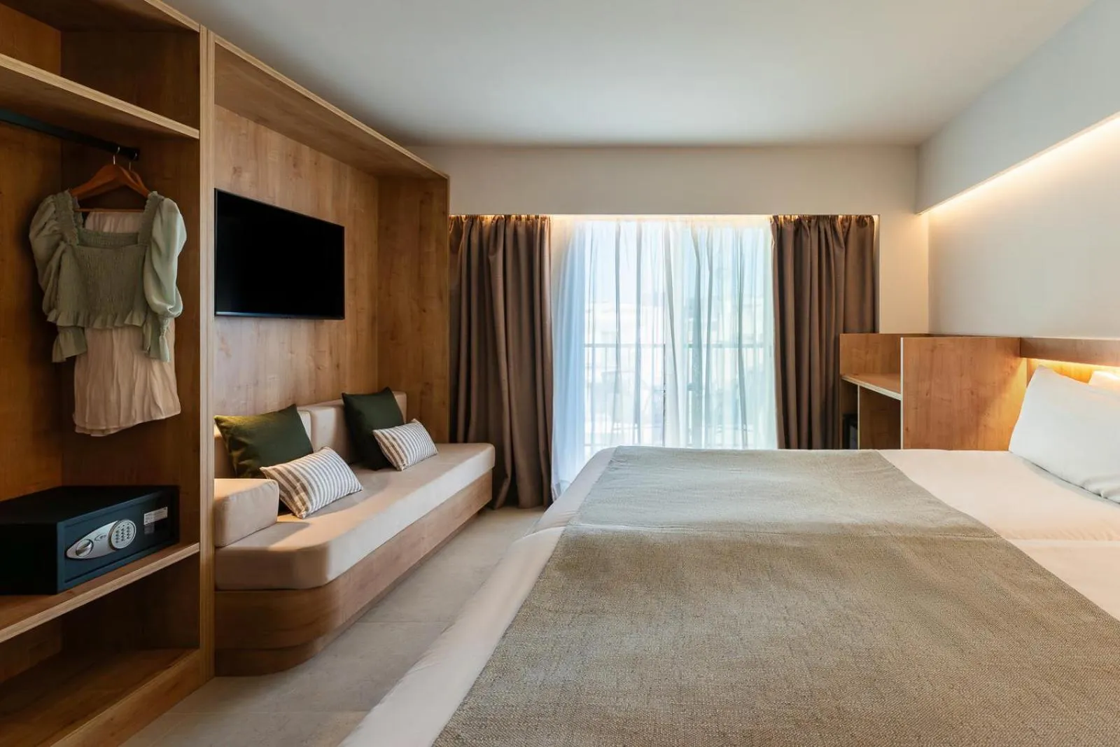 Bedroom, Bed in FERGUS Style Palma Beach - Adults Only