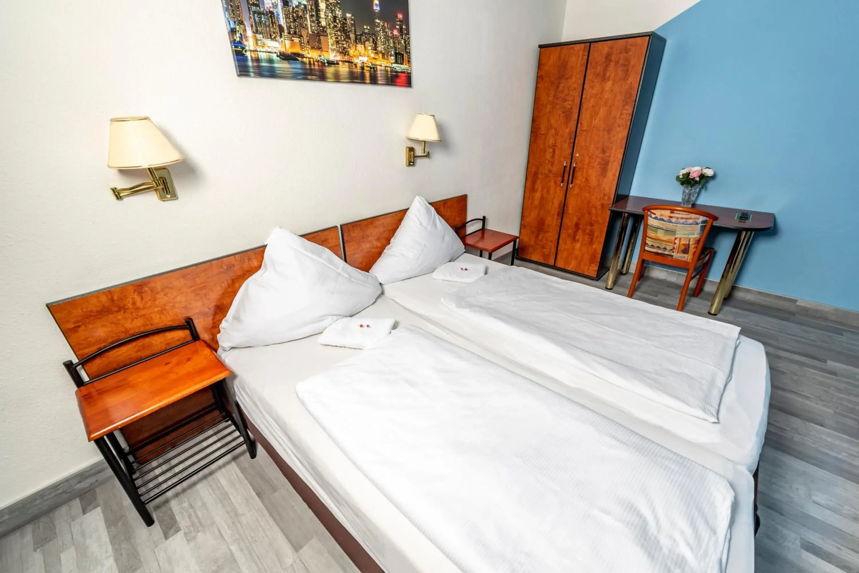 Double Room with Shared Bathroom in Hotel Stern Double Room with Shared Bathroom in Hotel Stern