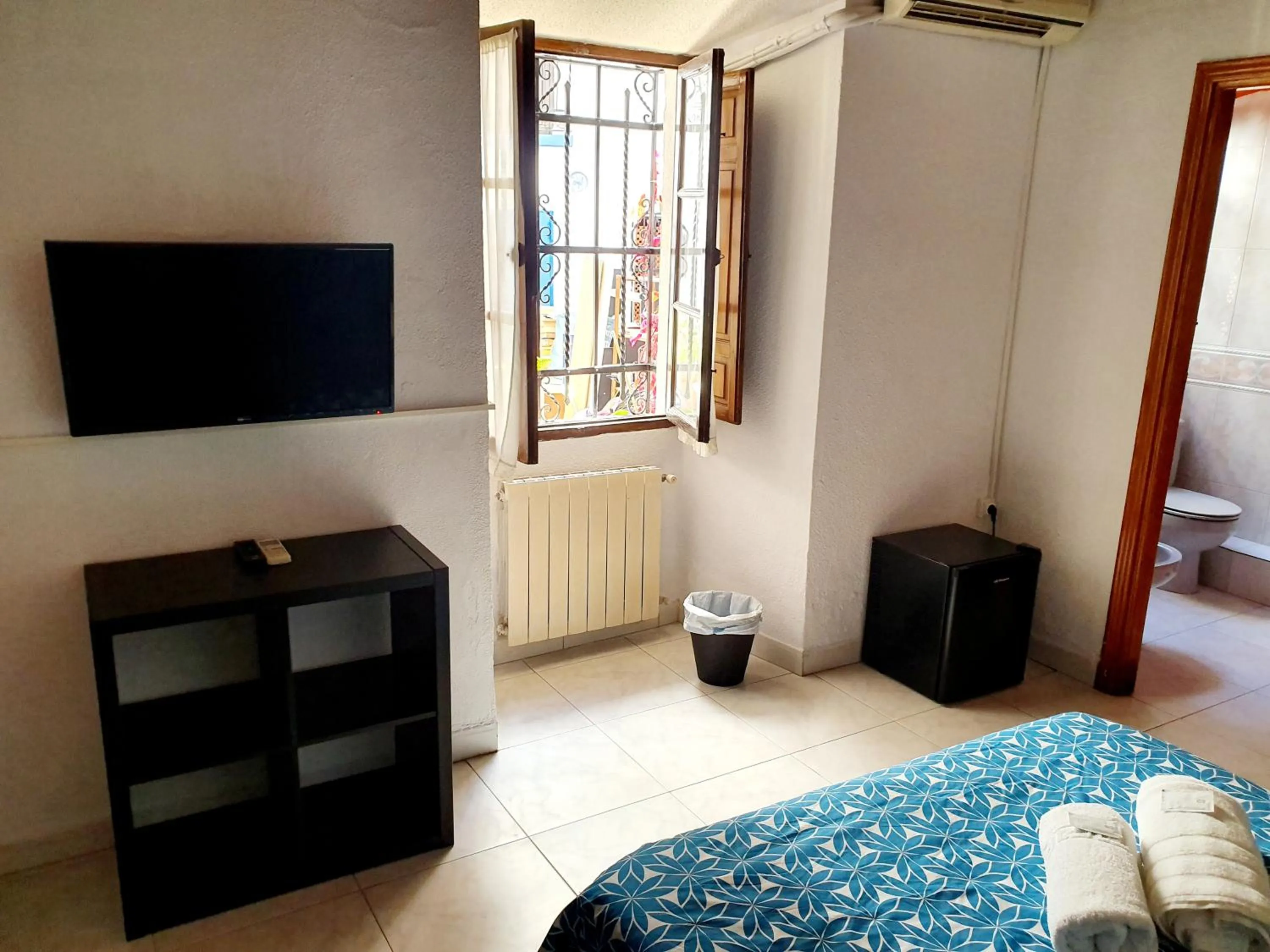 TV and multimedia, Bed in Arc House Córdoba Only Adults