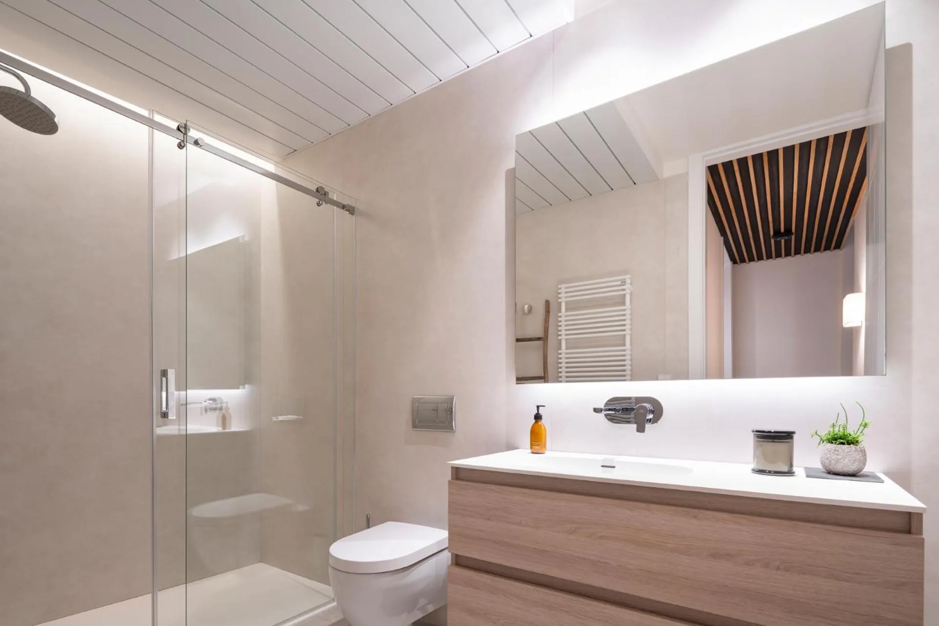 Bathroom in NORO Plaza