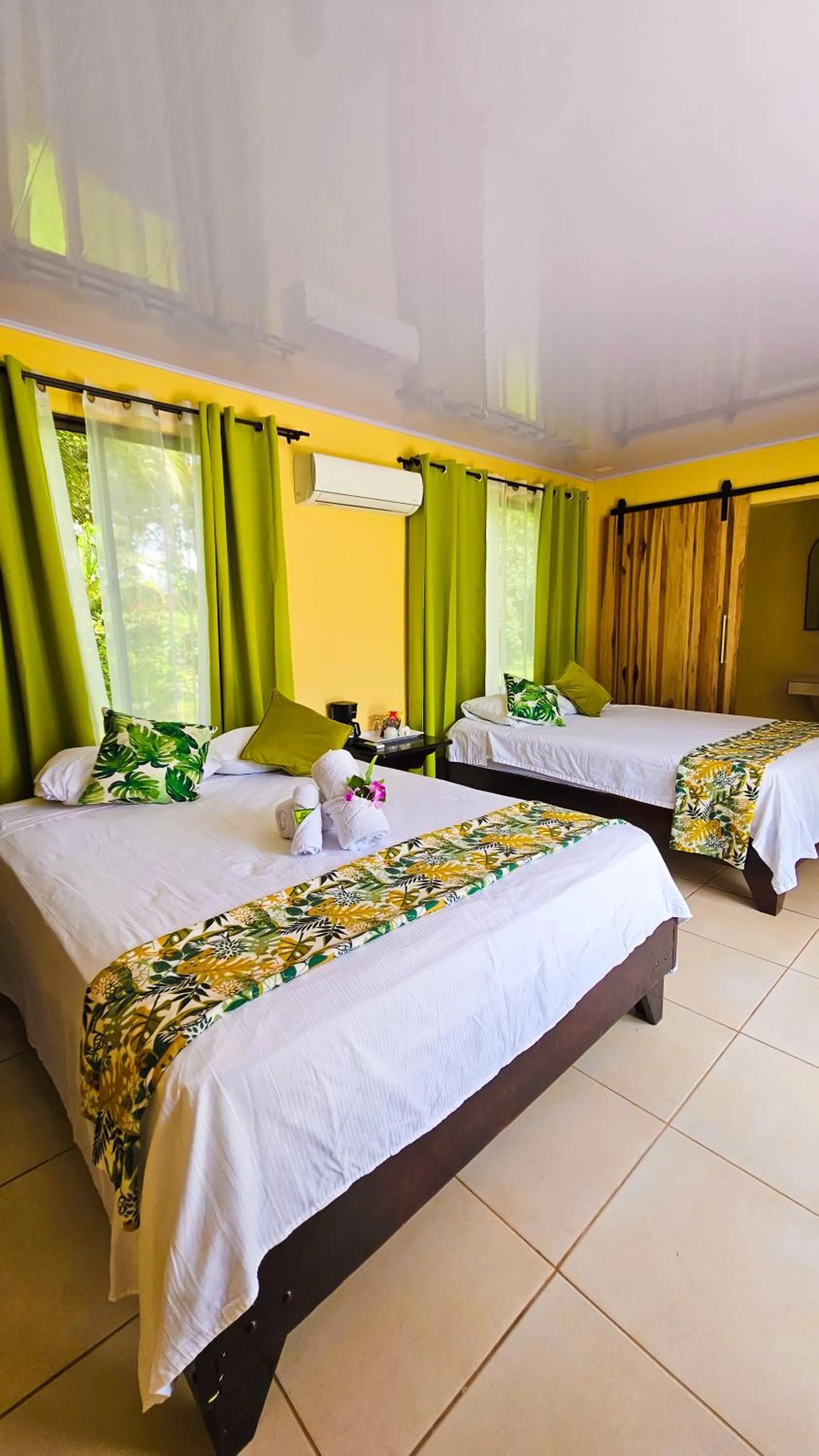 Photo of the whole room, Bed in Confort Arenal
