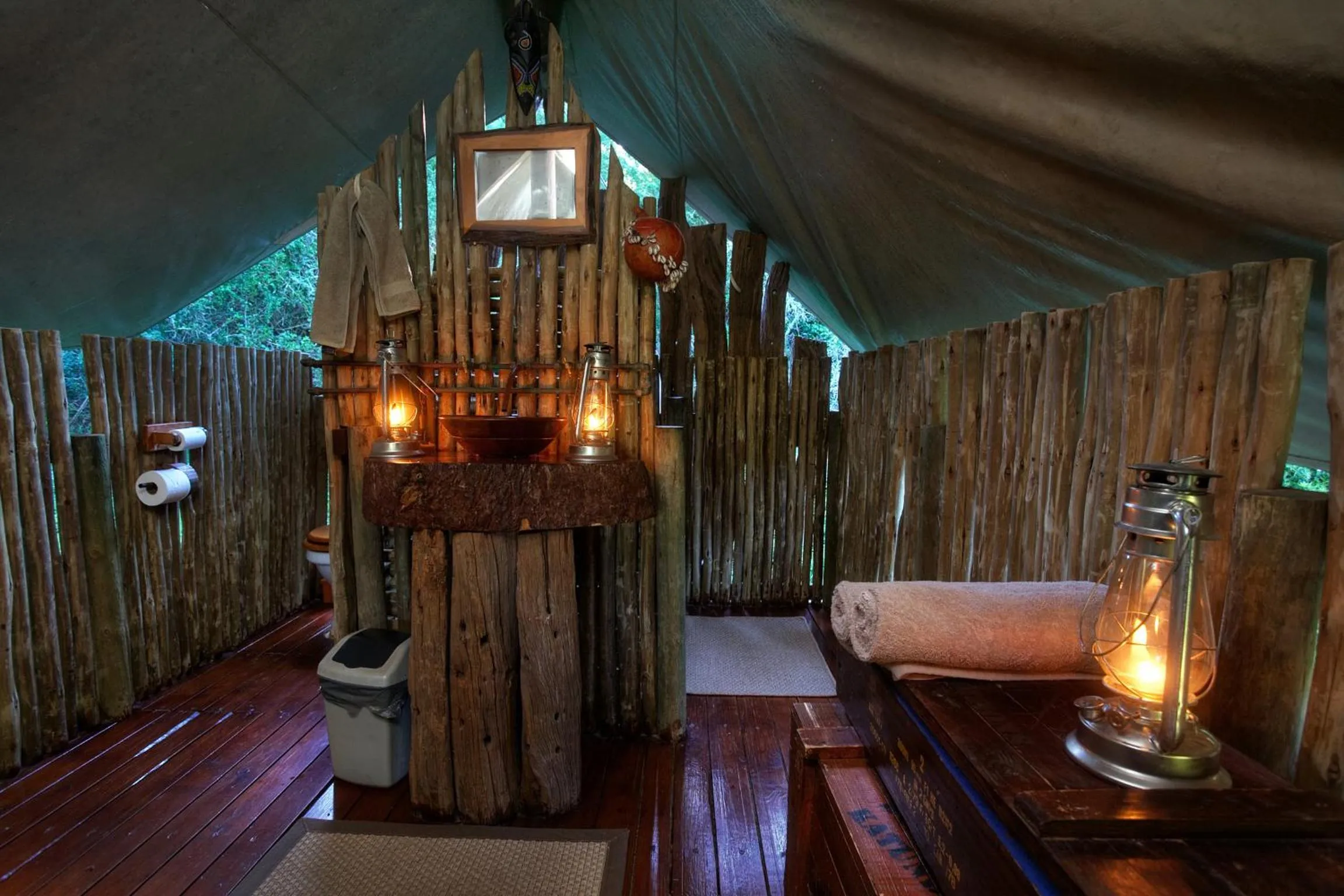 Bathroom, Bed in Quatermain's 1920's Safari Camp – Amakhala Game Reserve