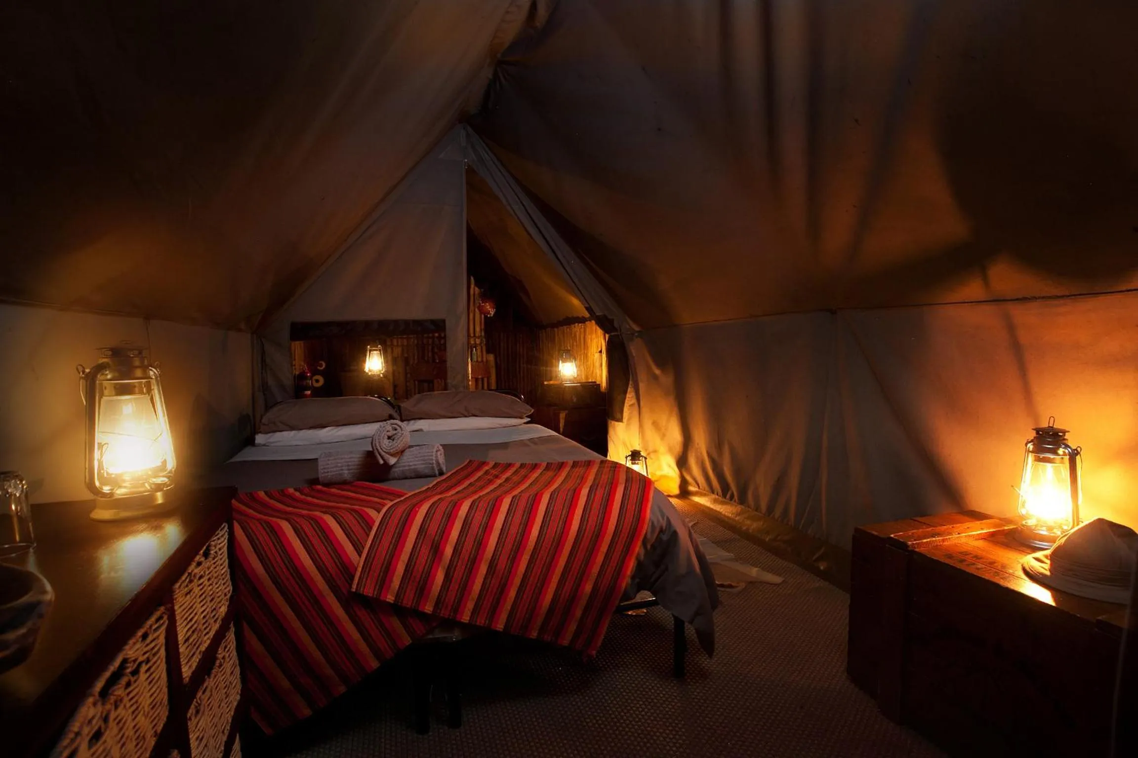 Bed in Quatermain's 1920's Safari Camp – Amakhala Game Reserve