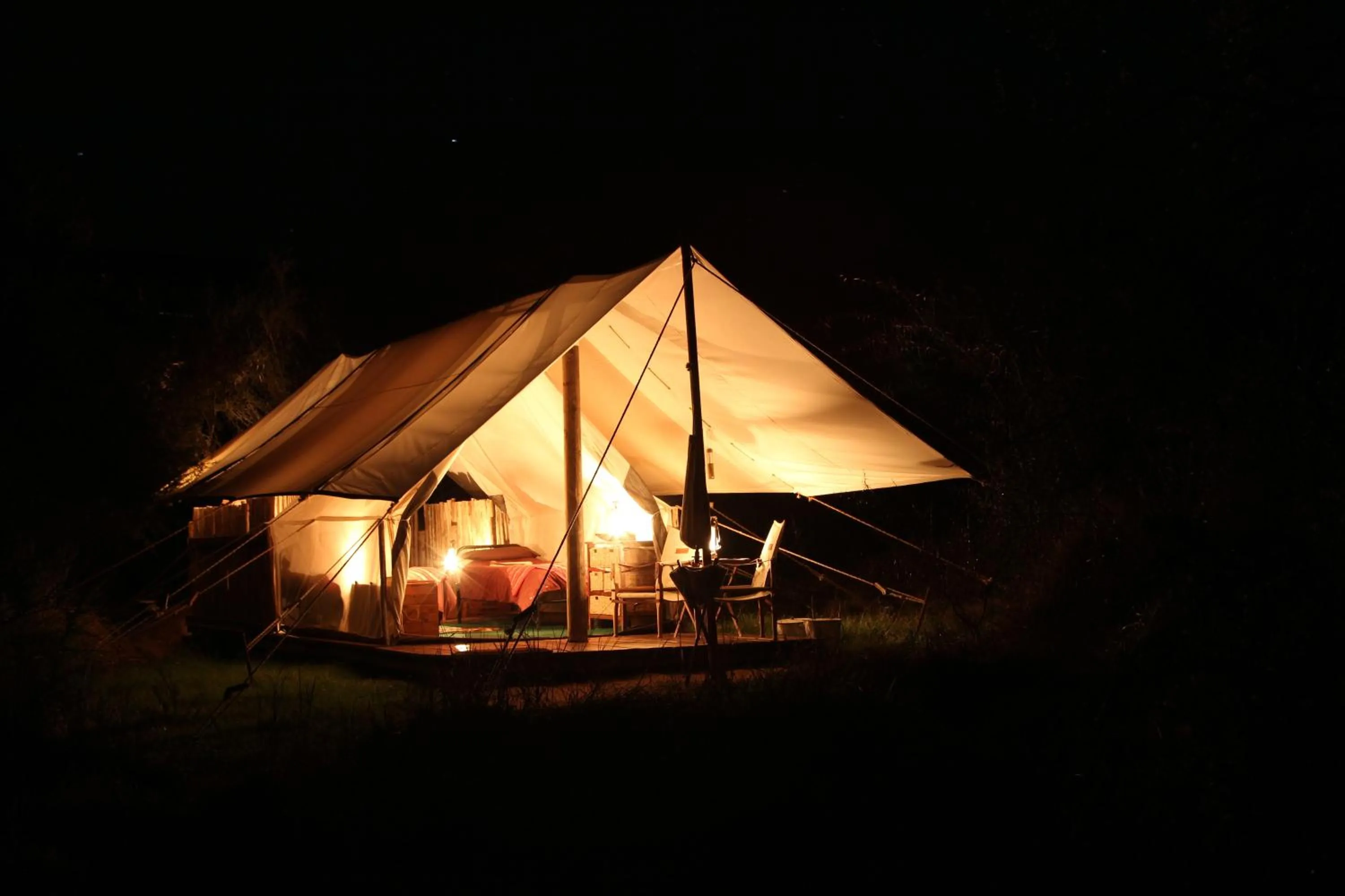 Bed in Quatermain's 1920's Safari Camp – Amakhala Game Reserve