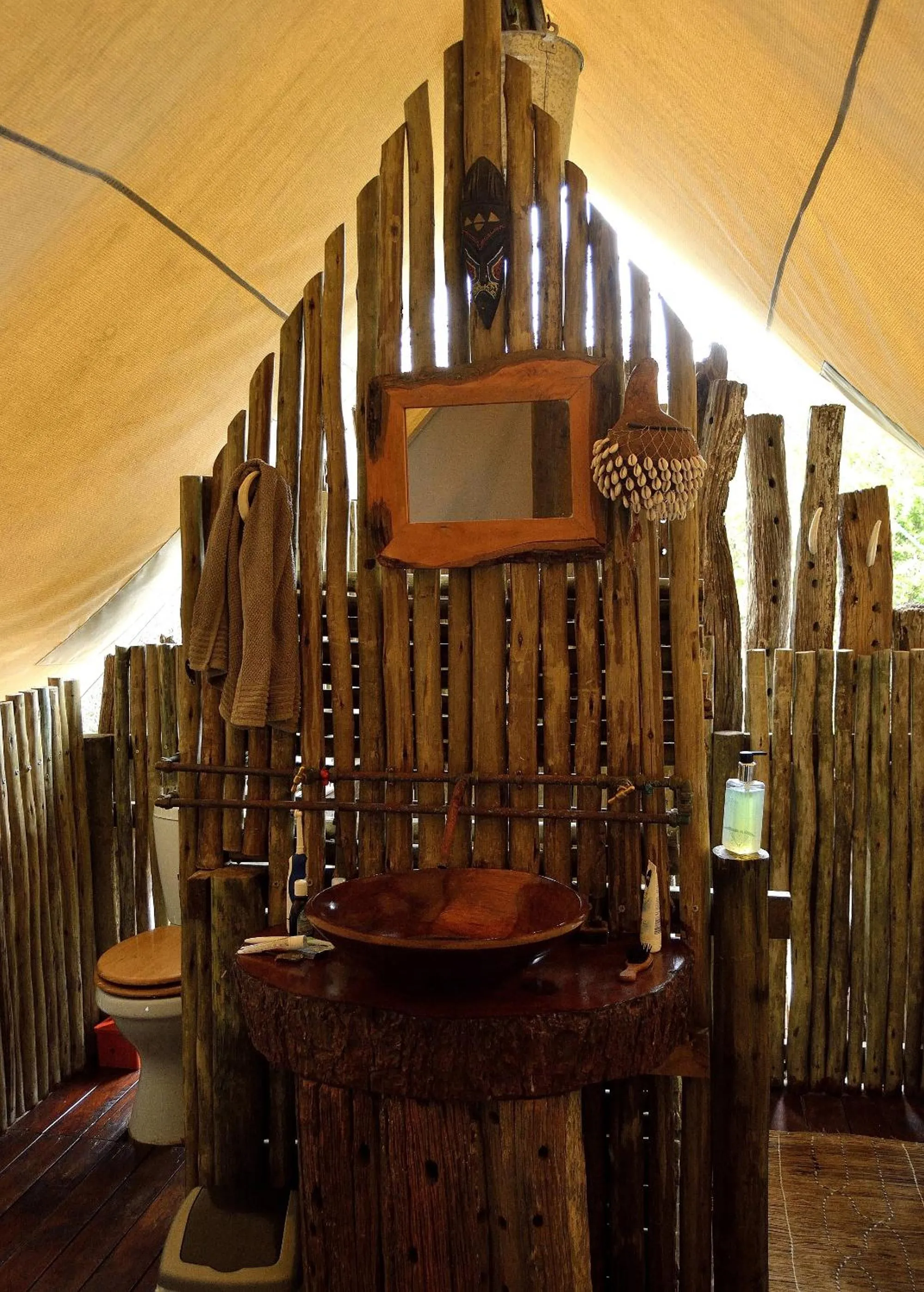 Bathroom in Quatermain's 1920's Safari Camp – Amakhala Game Reserve