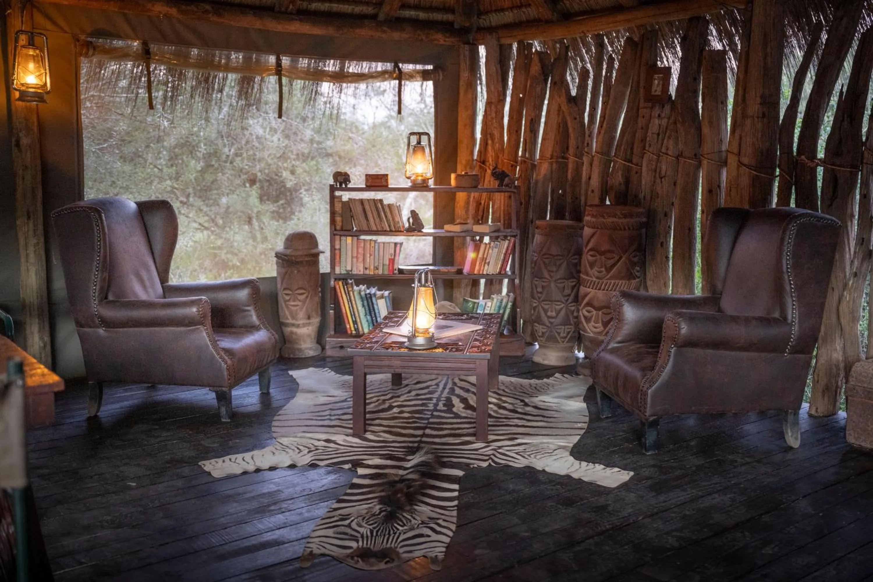 Lounge or bar in Quatermain's 1920's Safari Camp – Amakhala Game Reserve