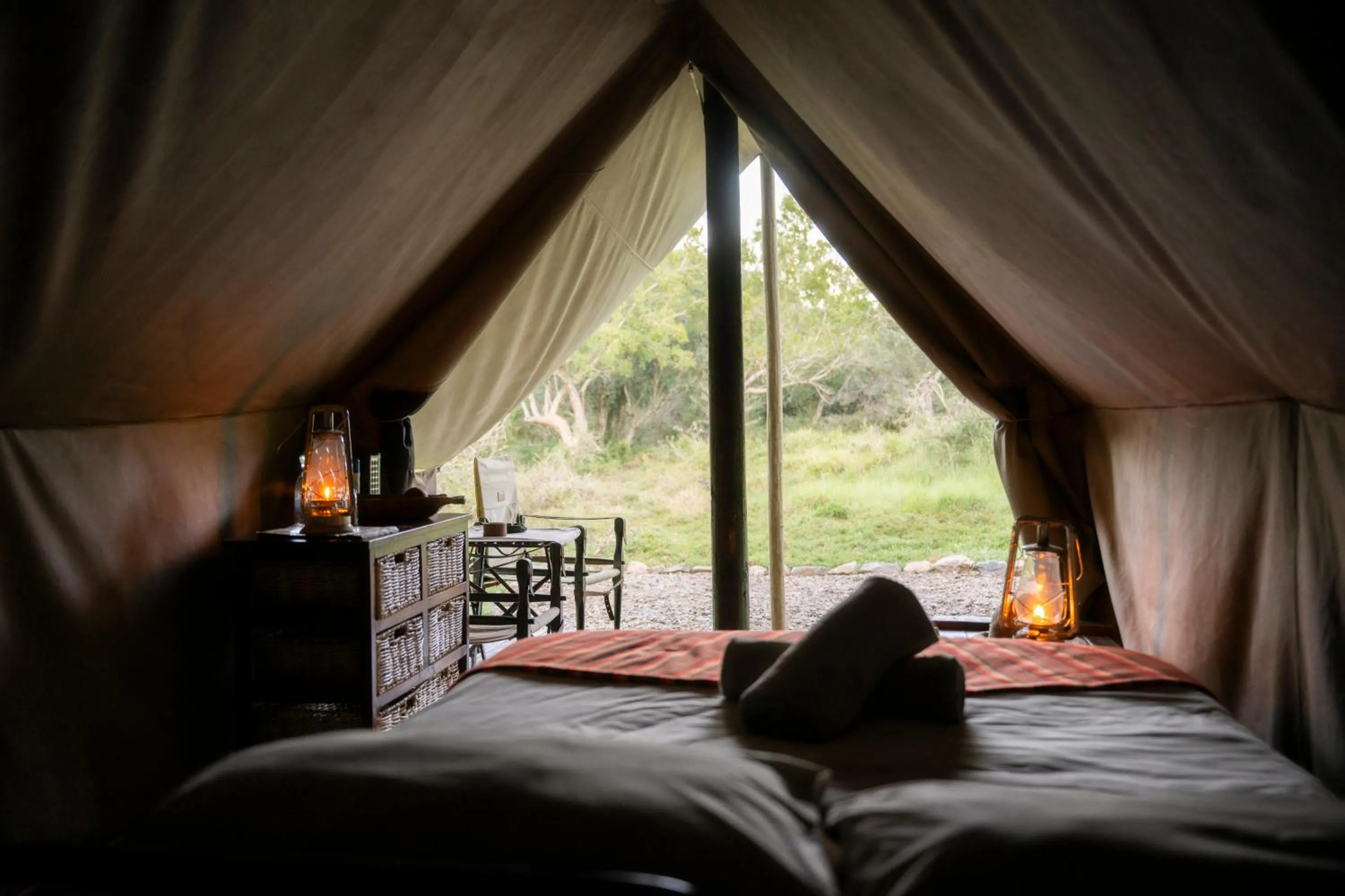 Bedroom, Bed in Quatermain's 1920's Safari Camp – Amakhala Game Reserve