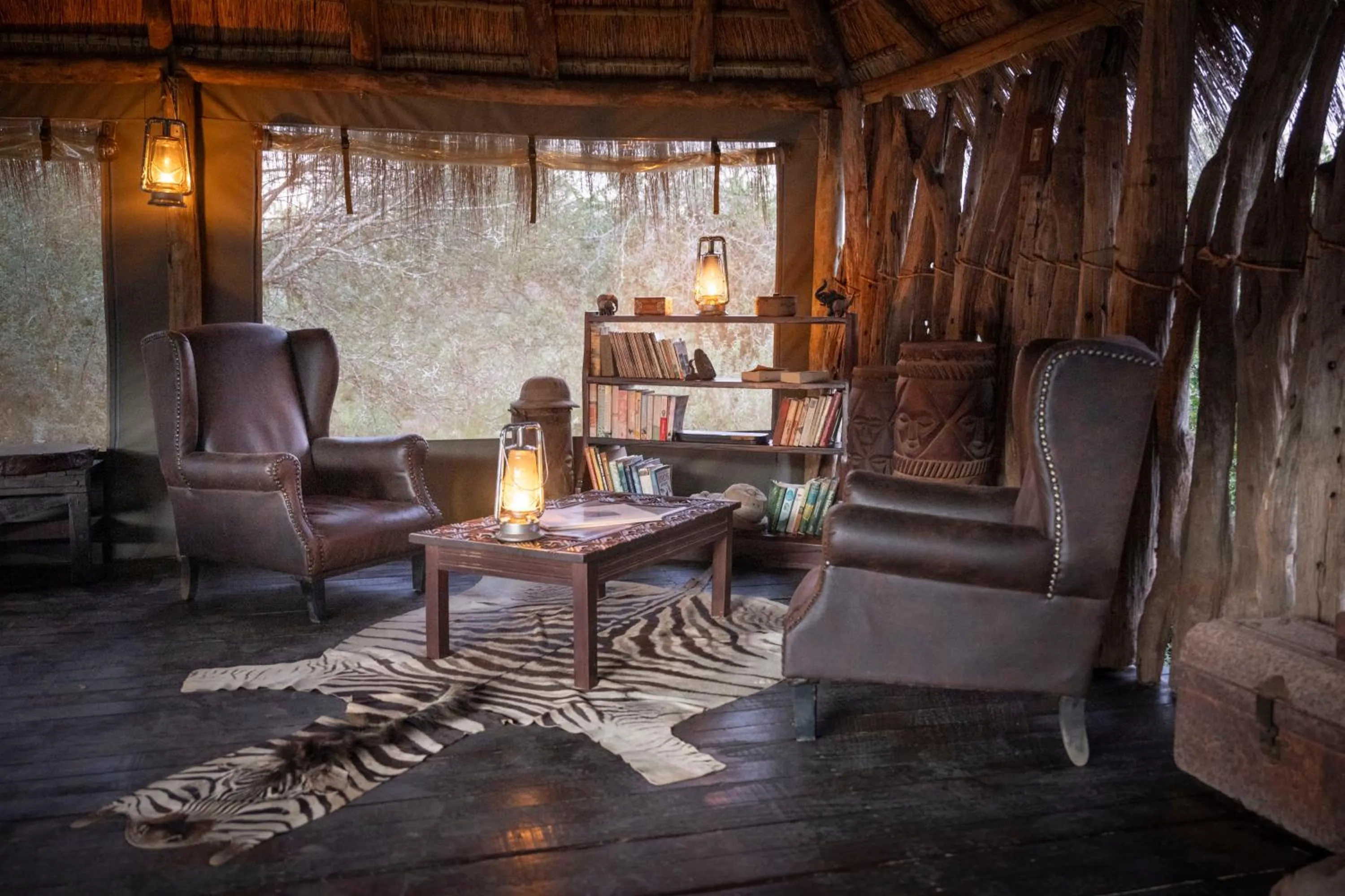 Lounge or bar in Quatermain's 1920's Safari Camp – Amakhala Game Reserve