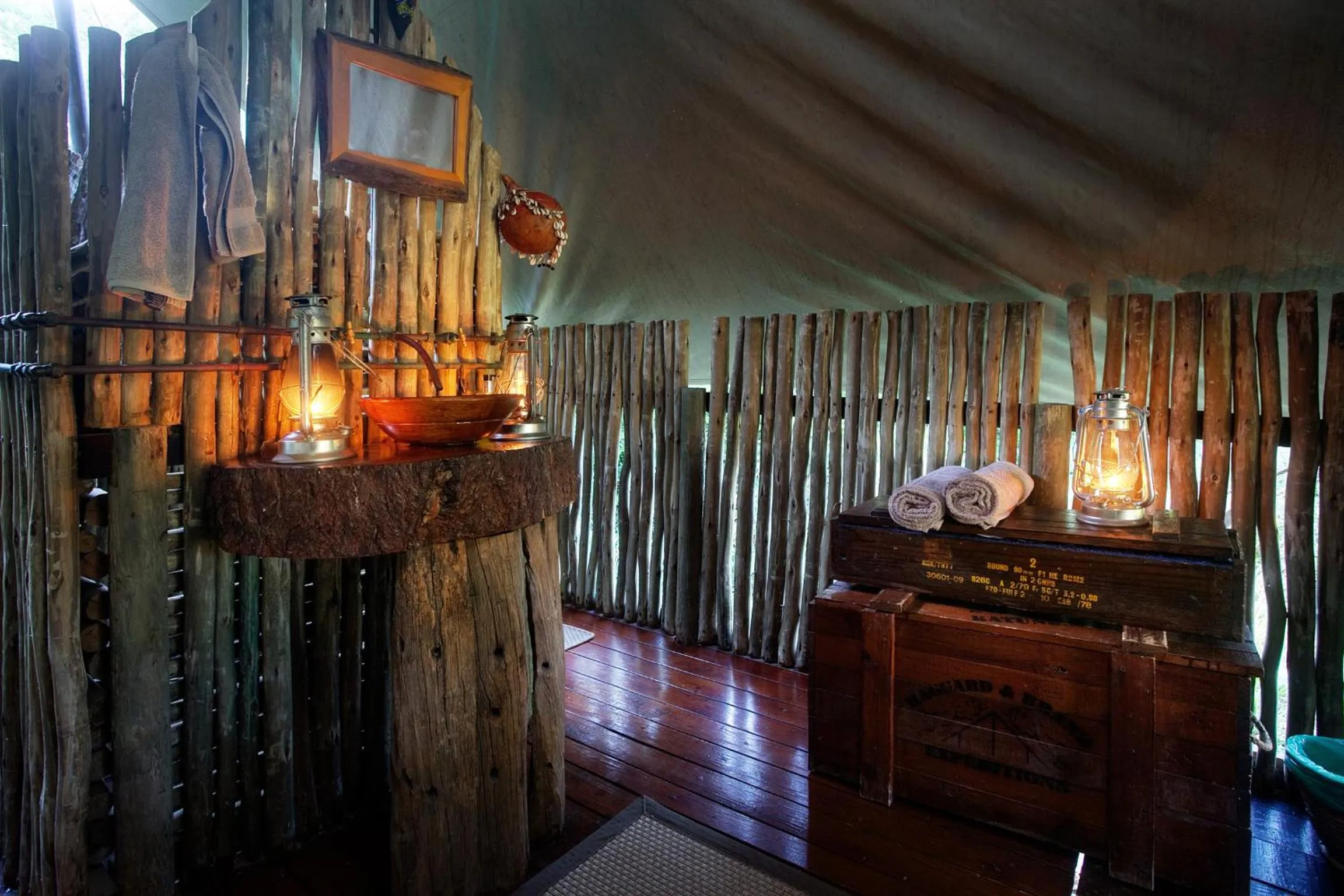 Bathroom in Quatermain's 1920's Safari Camp – Amakhala Game Reserve