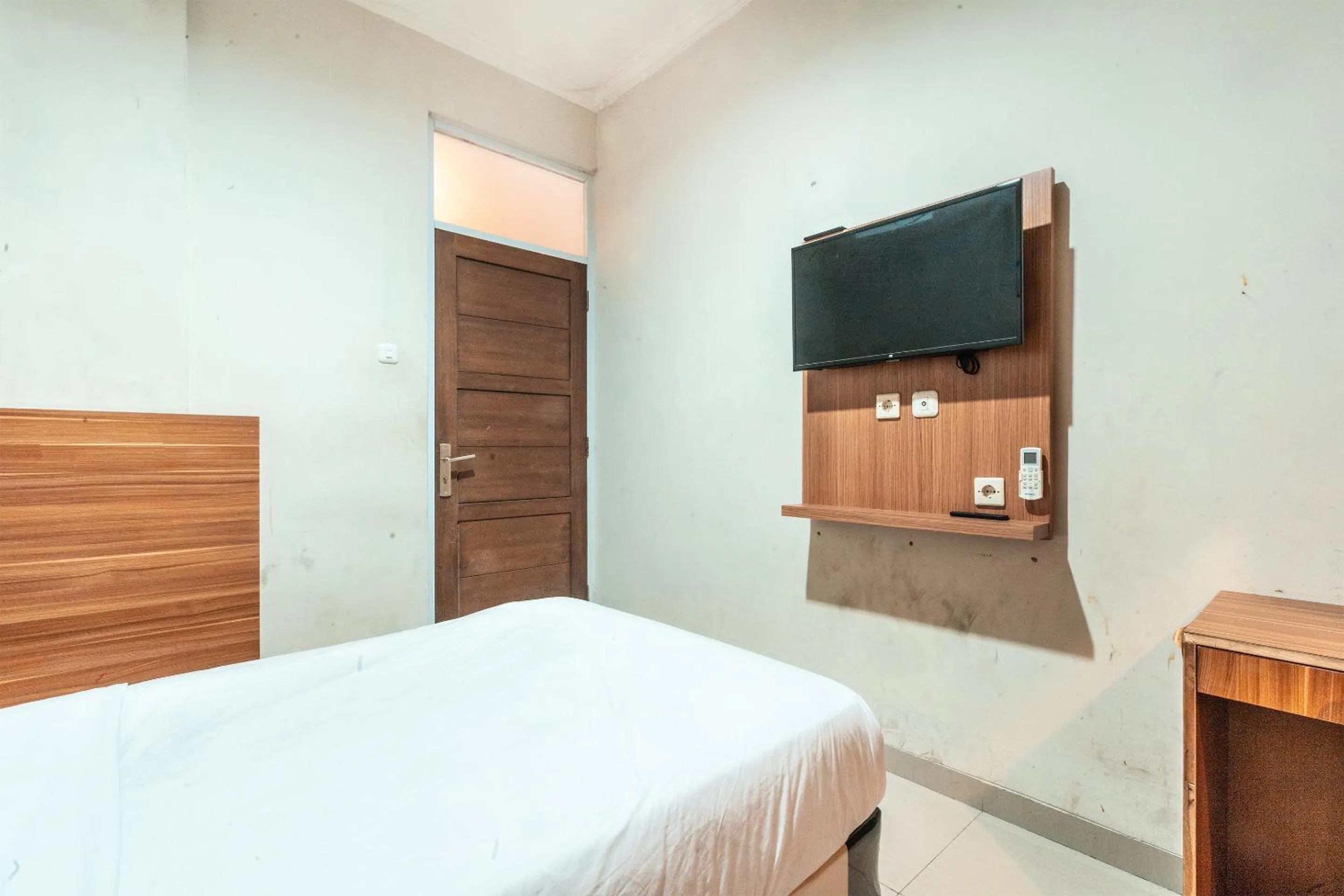 TV and multimedia, Bed in The Kartini 8 Residence - Mangga Besar