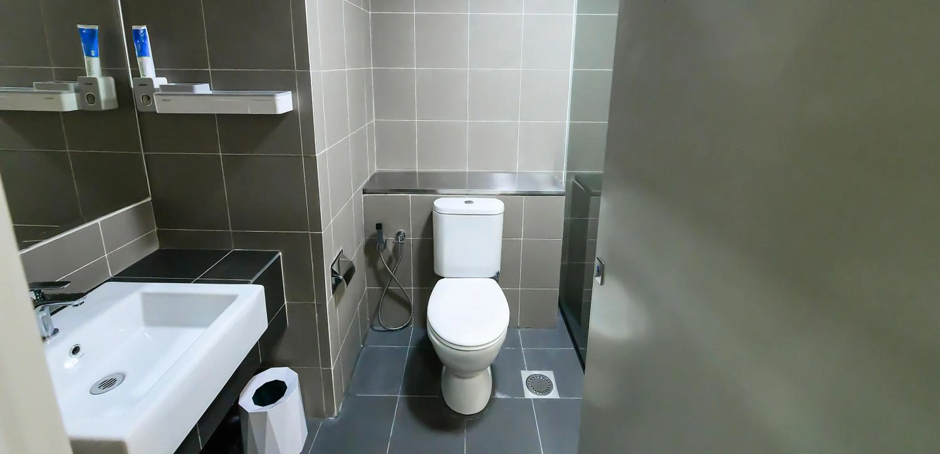 Shower in Aeropod 5 mins to Airport 10 mins to KK city