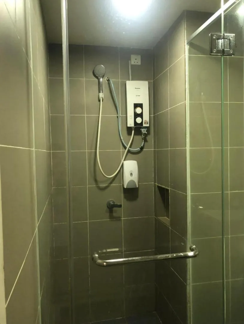 Shower in Aeropod 5 mins to Airport 10 mins to KK city