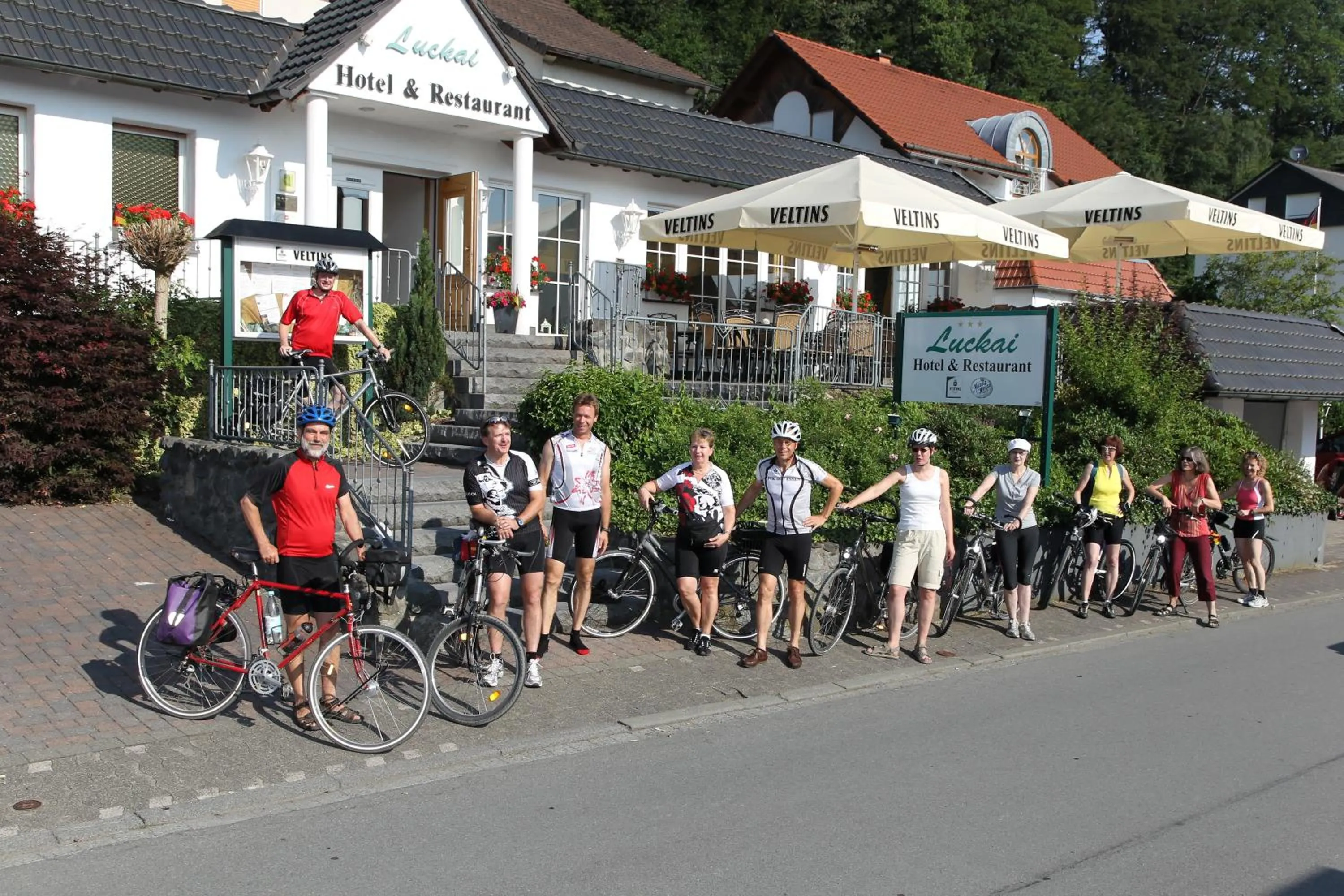 group of guests in Luckai Hotel & Restaurant Inhaber Dennis Burmann