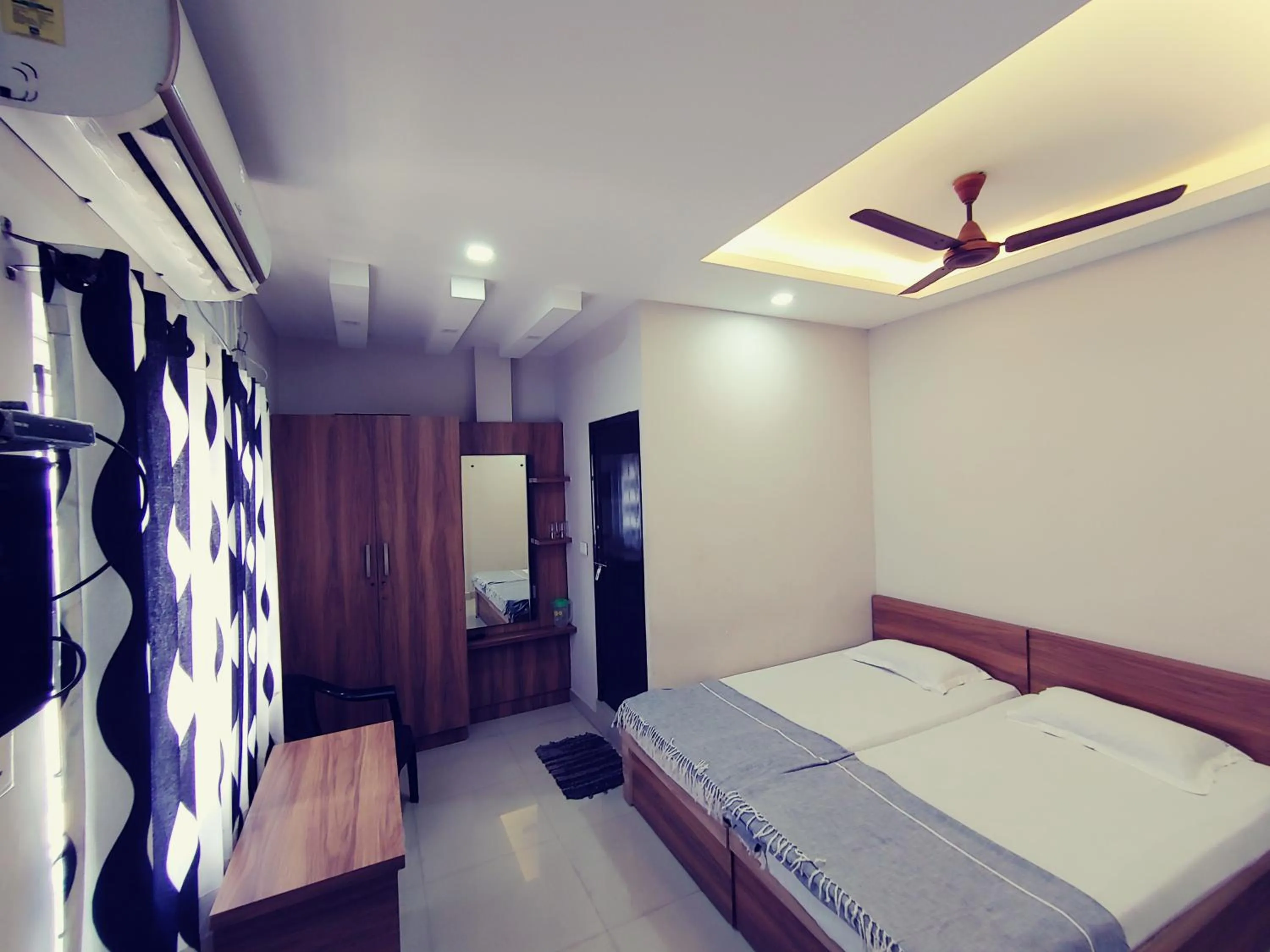 Photo of the whole room, Bed in The Grand Inn