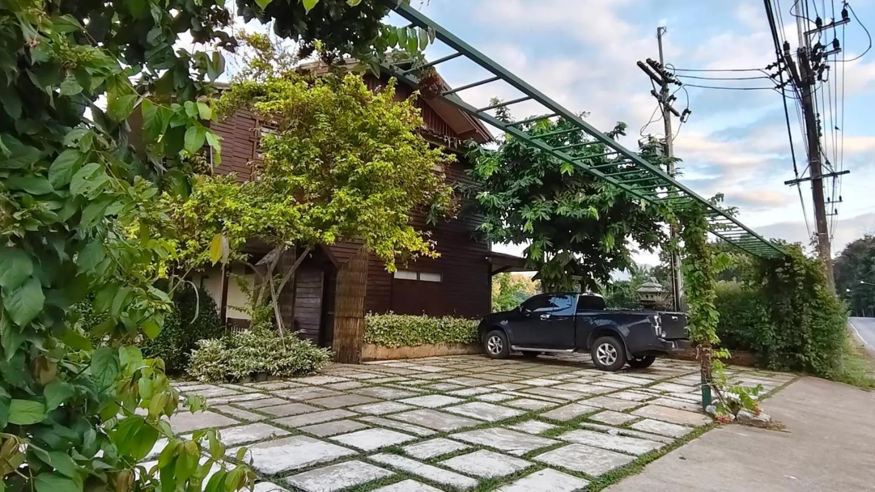 Parking in Sang Poy Cottage