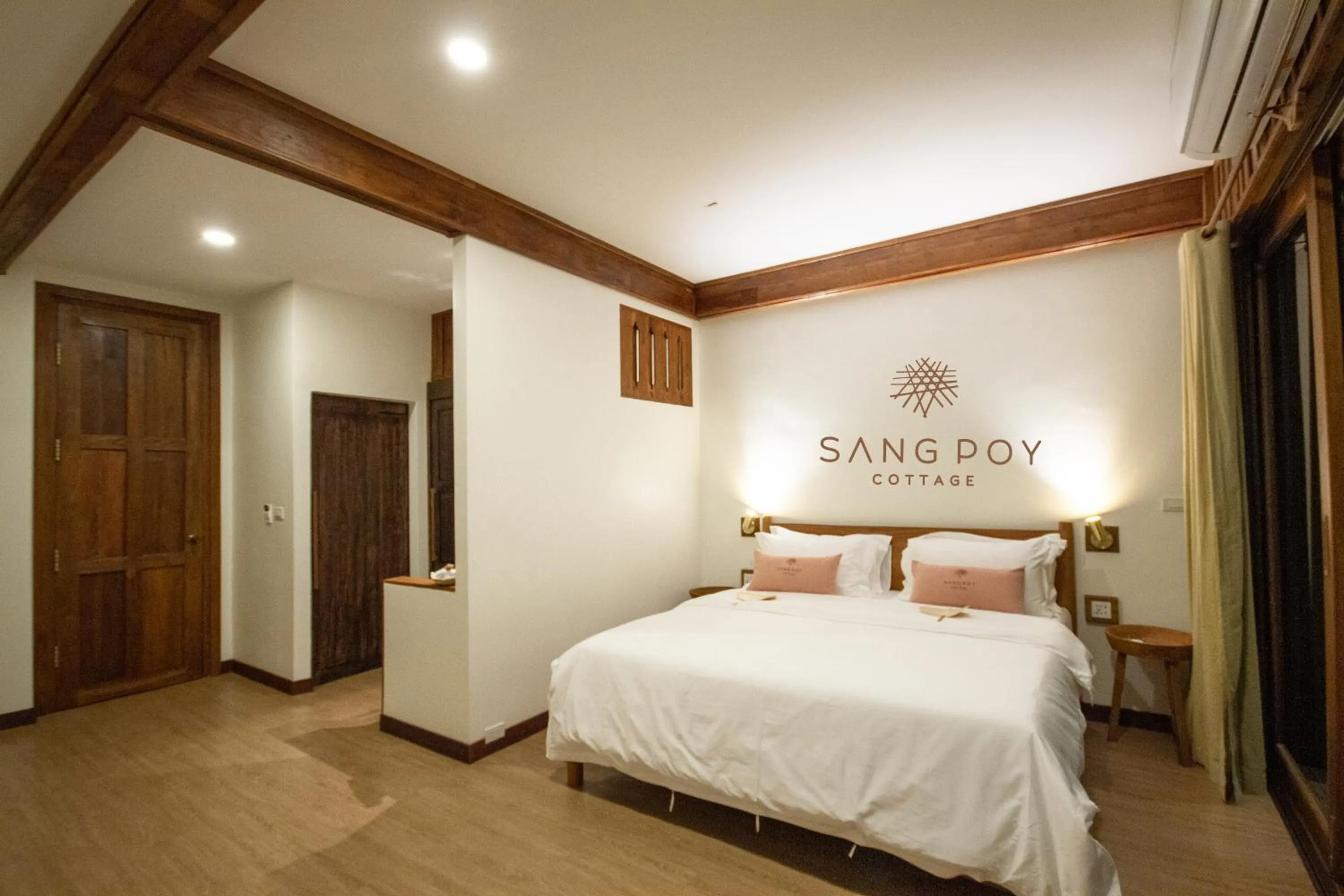 Photo of the whole room, Bed in Sang Poy Cottage