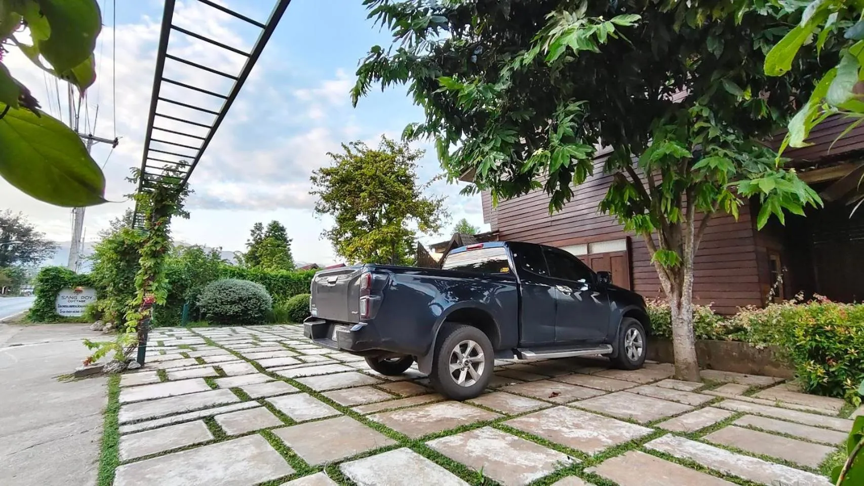 Day in Sang Poy Cottage