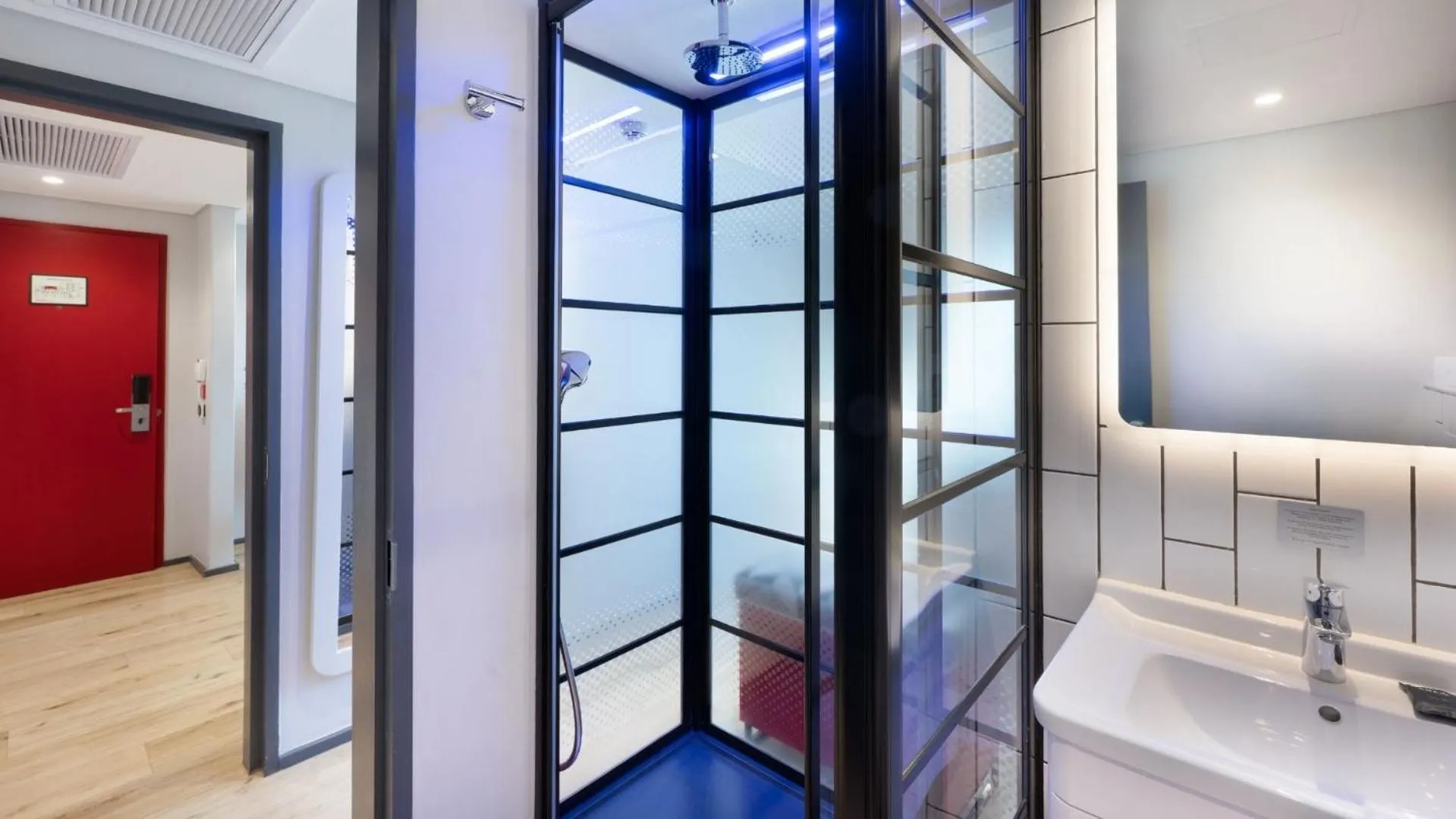 Shower in ANEW Hotel Green Point Cape Town