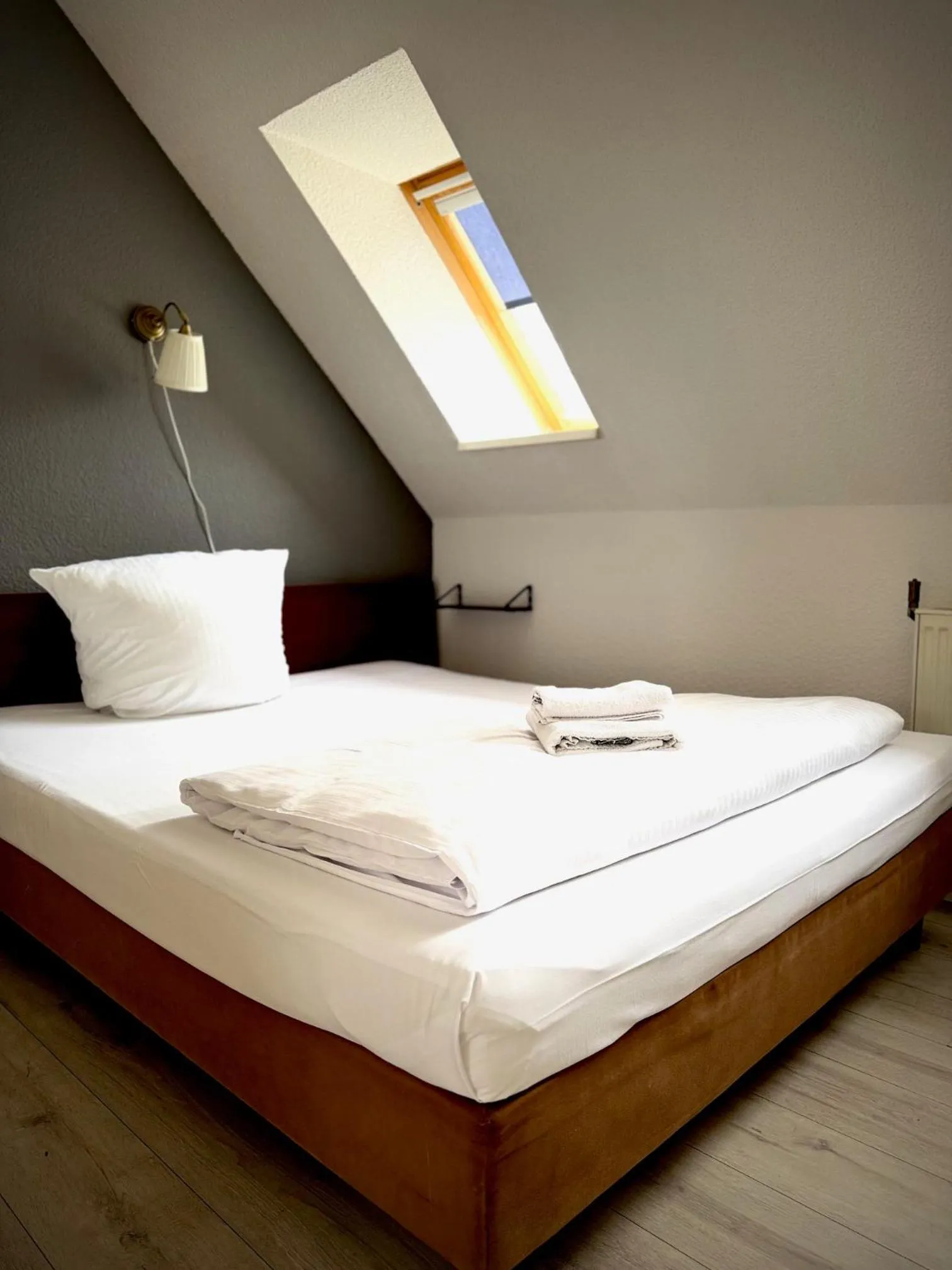 Photo of the whole room, Bed in Erlanger Hof