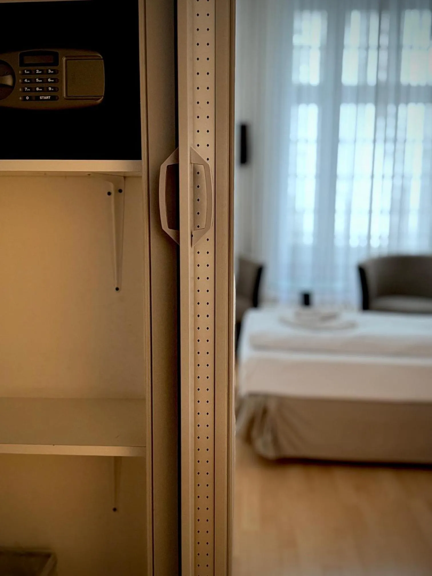 Photo of the whole room, Bed in Erlanger Hof