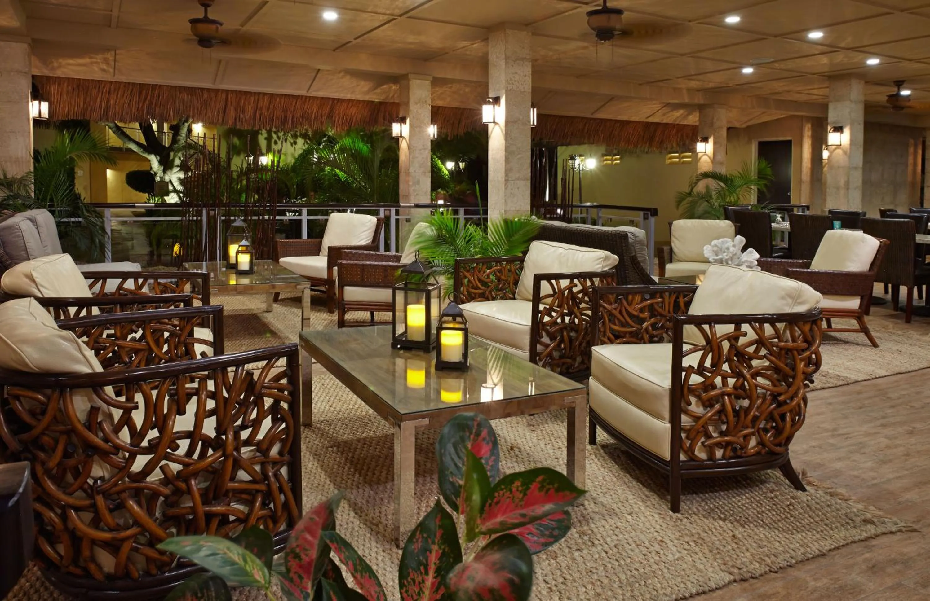 Lounge or bar in Manchebo Beach Resort and Spa