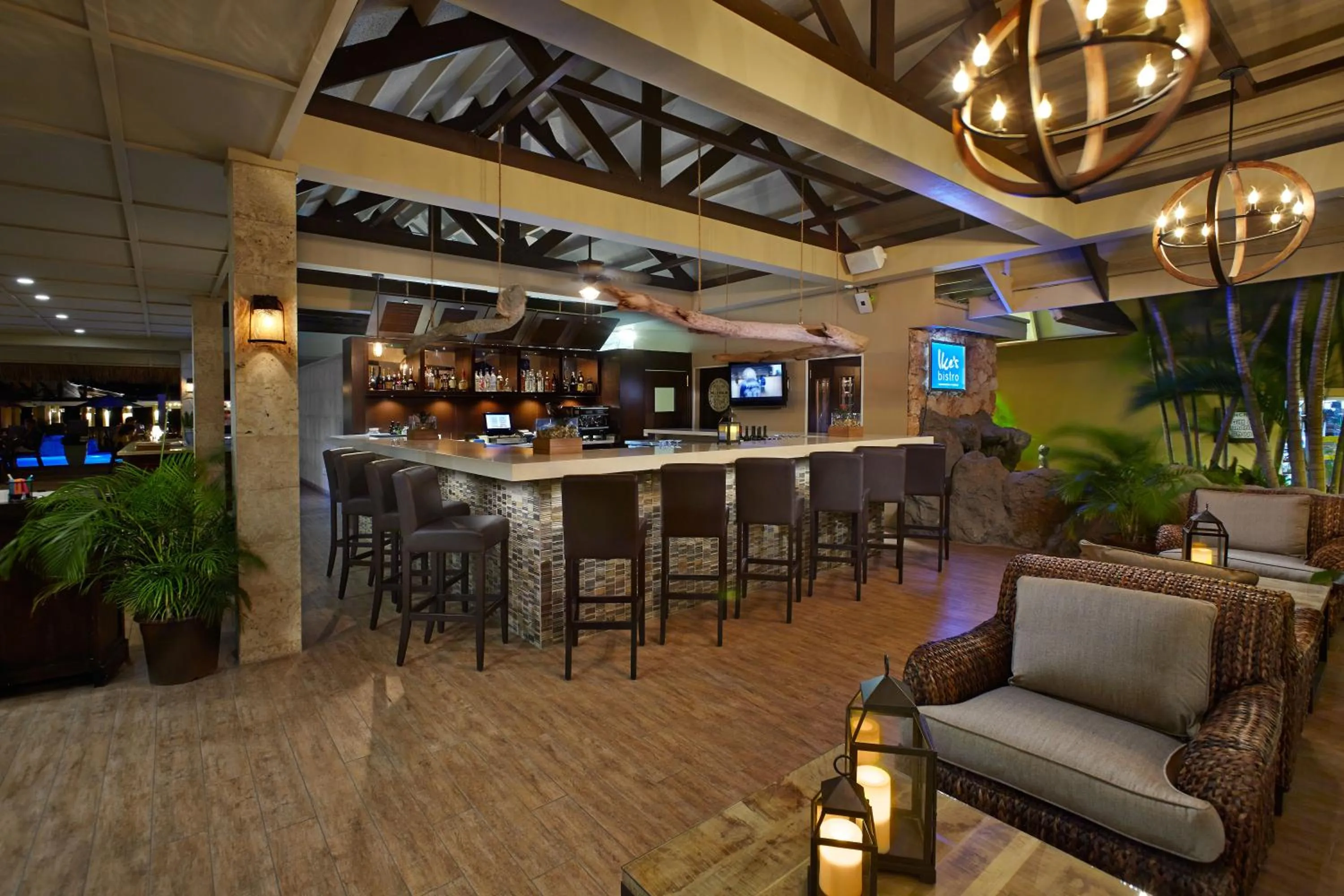 Lounge or bar in Manchebo Beach Resort and Spa