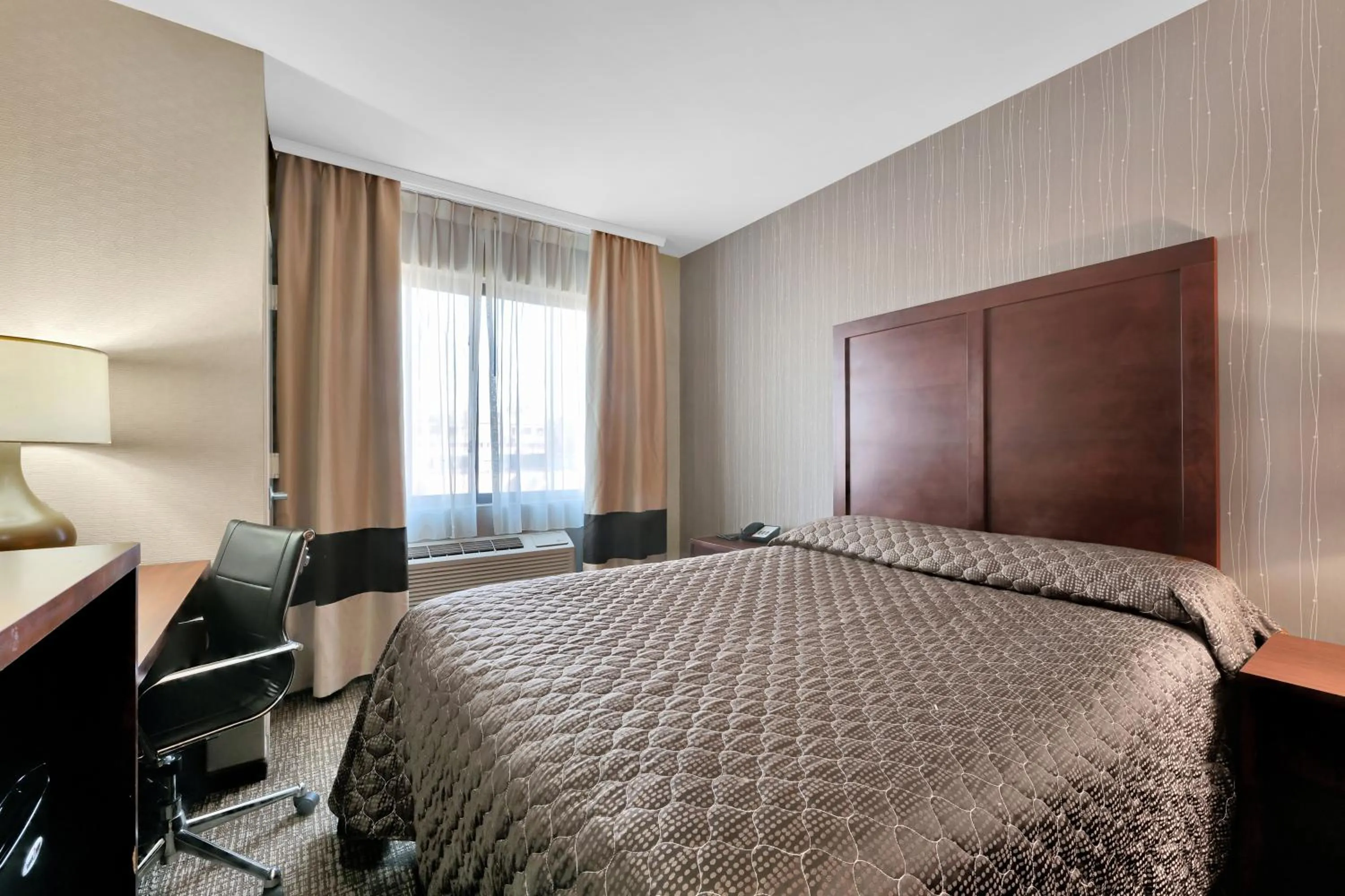 Photo of the whole room, Bed in Hotel Pergola Jamaica JFK