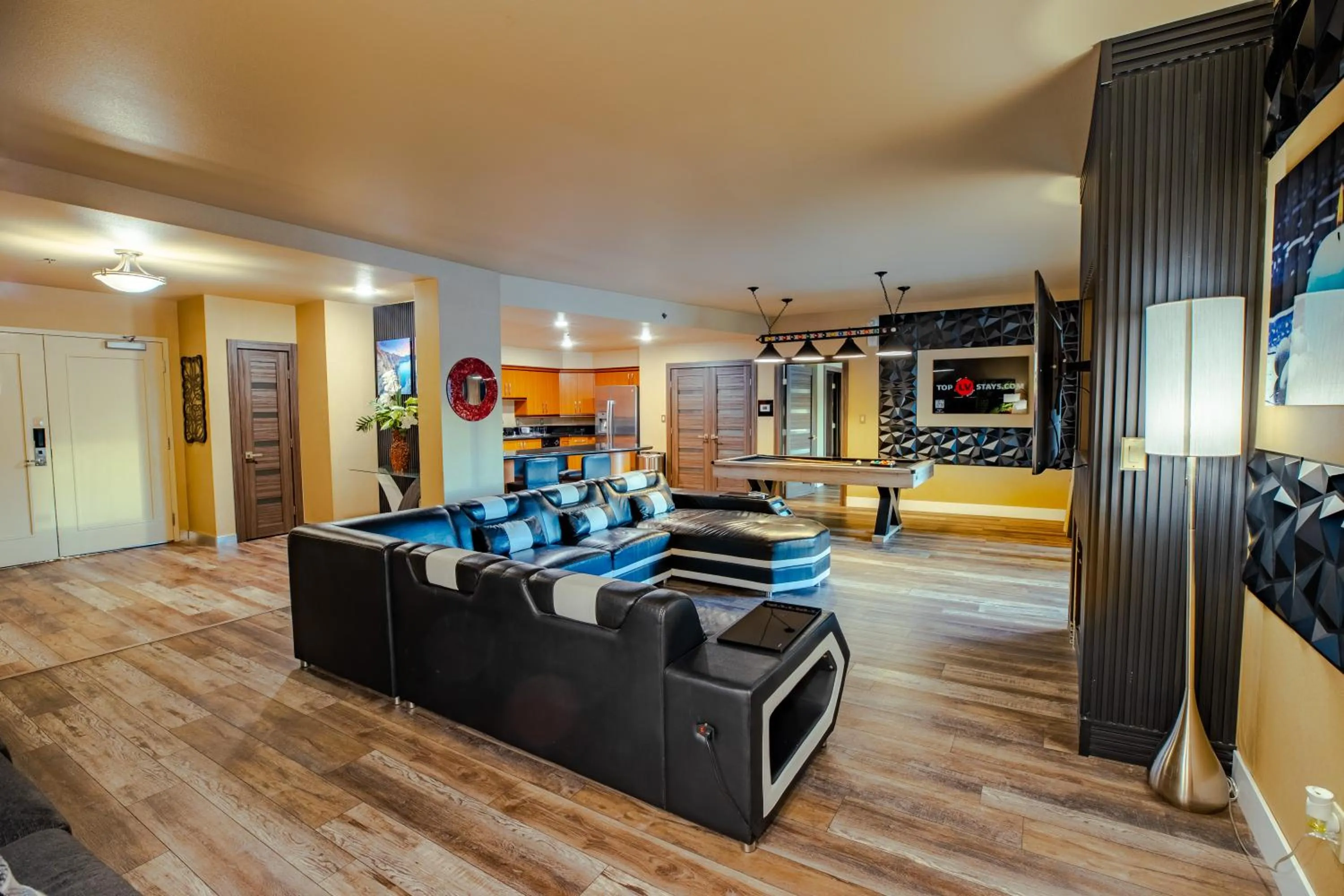 Communal lounge/ TV room in 2100 SqFt Penthouse Suite W/ Strip Views! POOL GYM