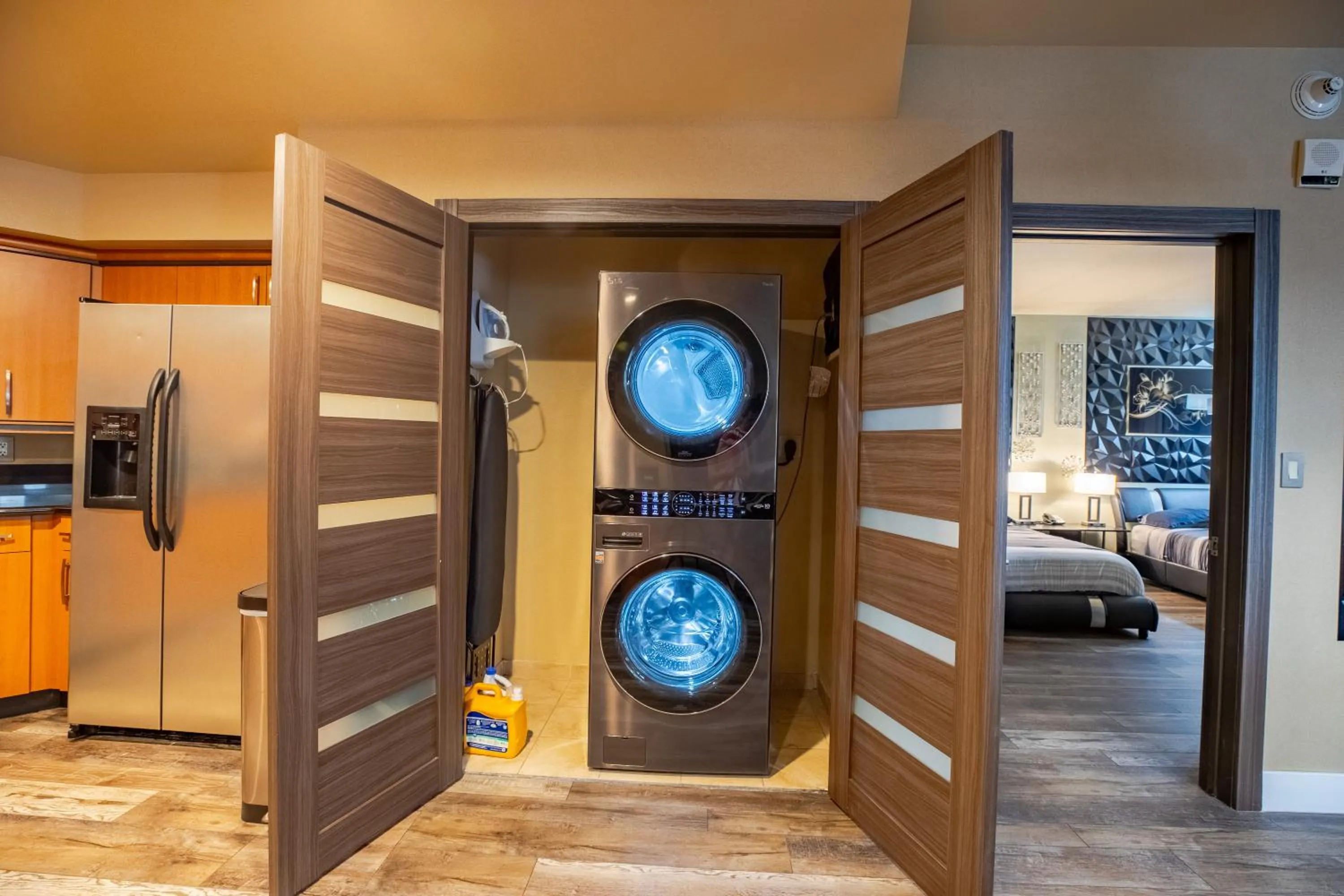 Bed in 2100 SqFt Penthouse Suite W/ Strip Views! POOL GYM